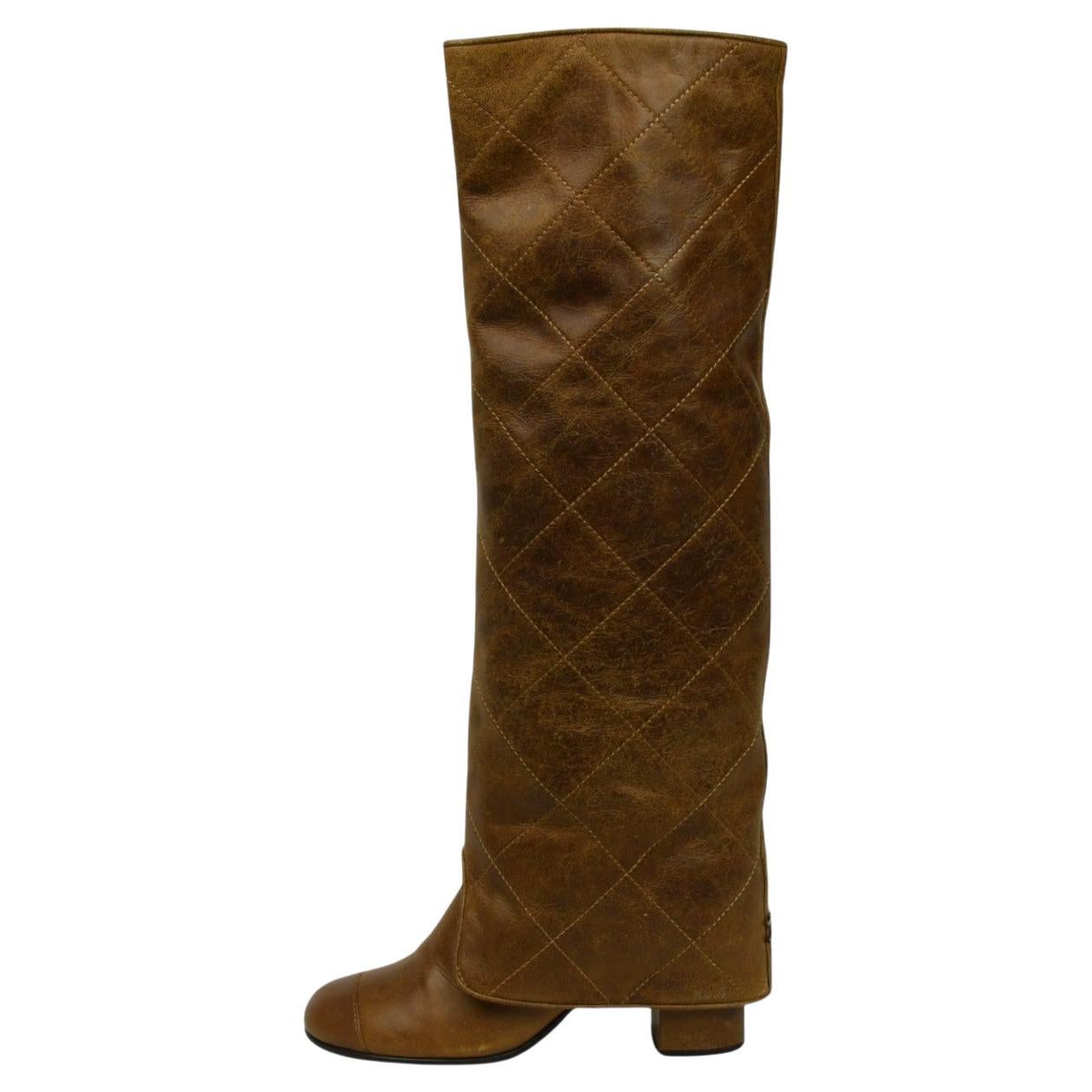 Stivali in pelle trapuntata marrone Chanel  Taglia 6,5 US in vendita
