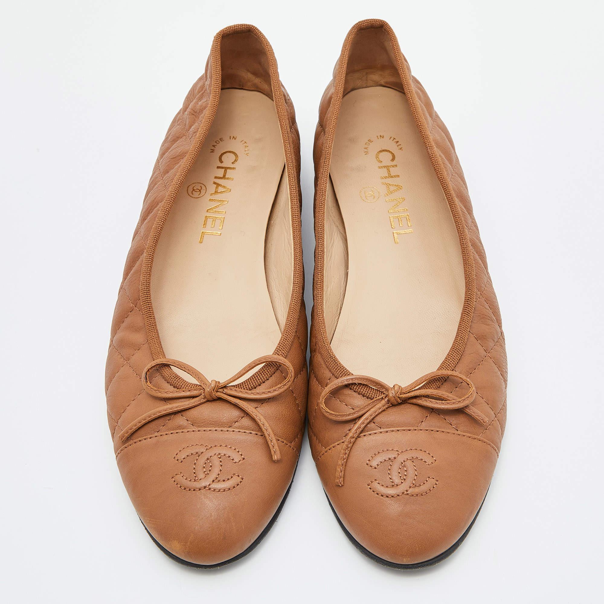 Step out in these stylish Chanel ballet flats to bring out your fashionable side. Crafted from brown-hued quilted leather, the pair features cap toes with stitched CC logo details, bows on the vamps, and durable outsoles.

