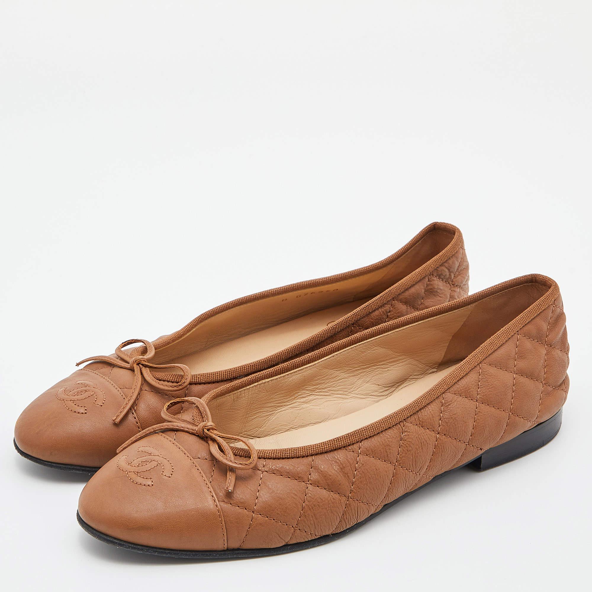 Chanel Brown Quilted Leather CC Bow Ballet Flats Size 39 In Good Condition In Dubai, Al Qouz 2