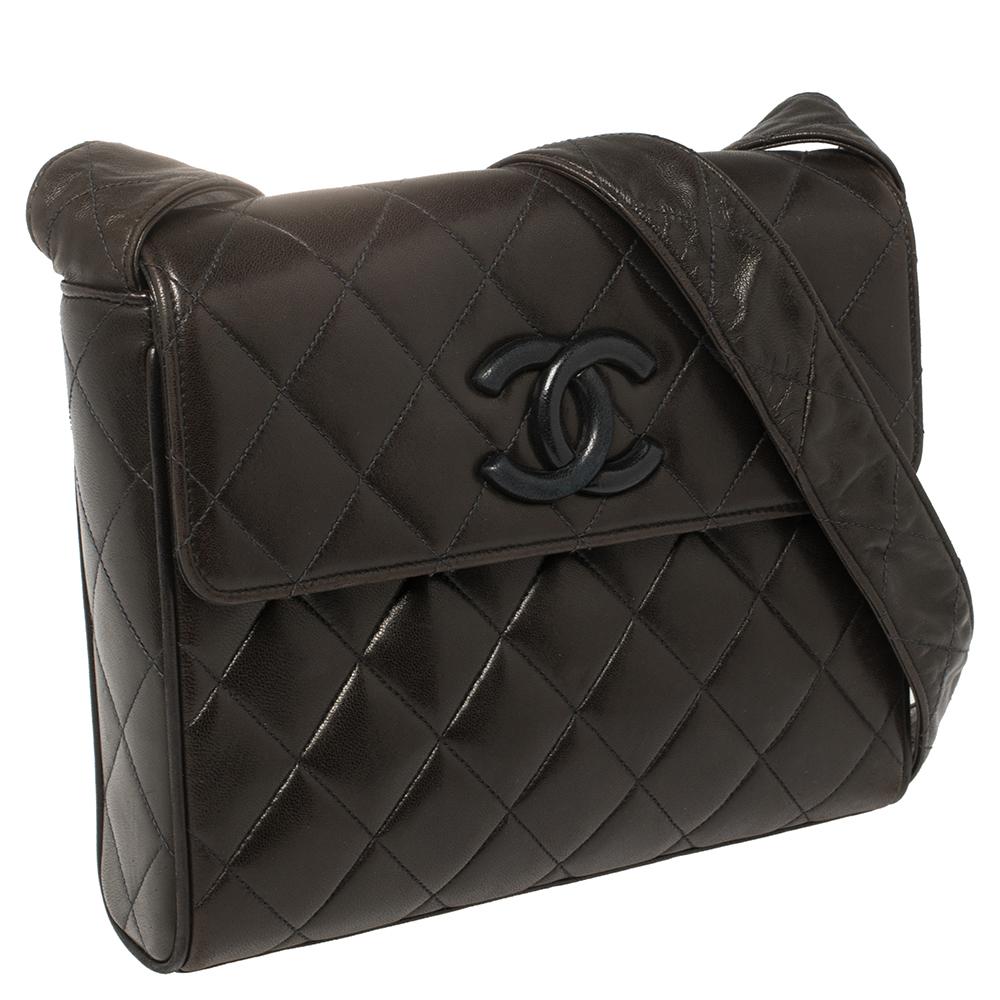 Chanel Brown Quilted Leather Messenger Bag In Good Condition In Dubai, Al Qouz 2