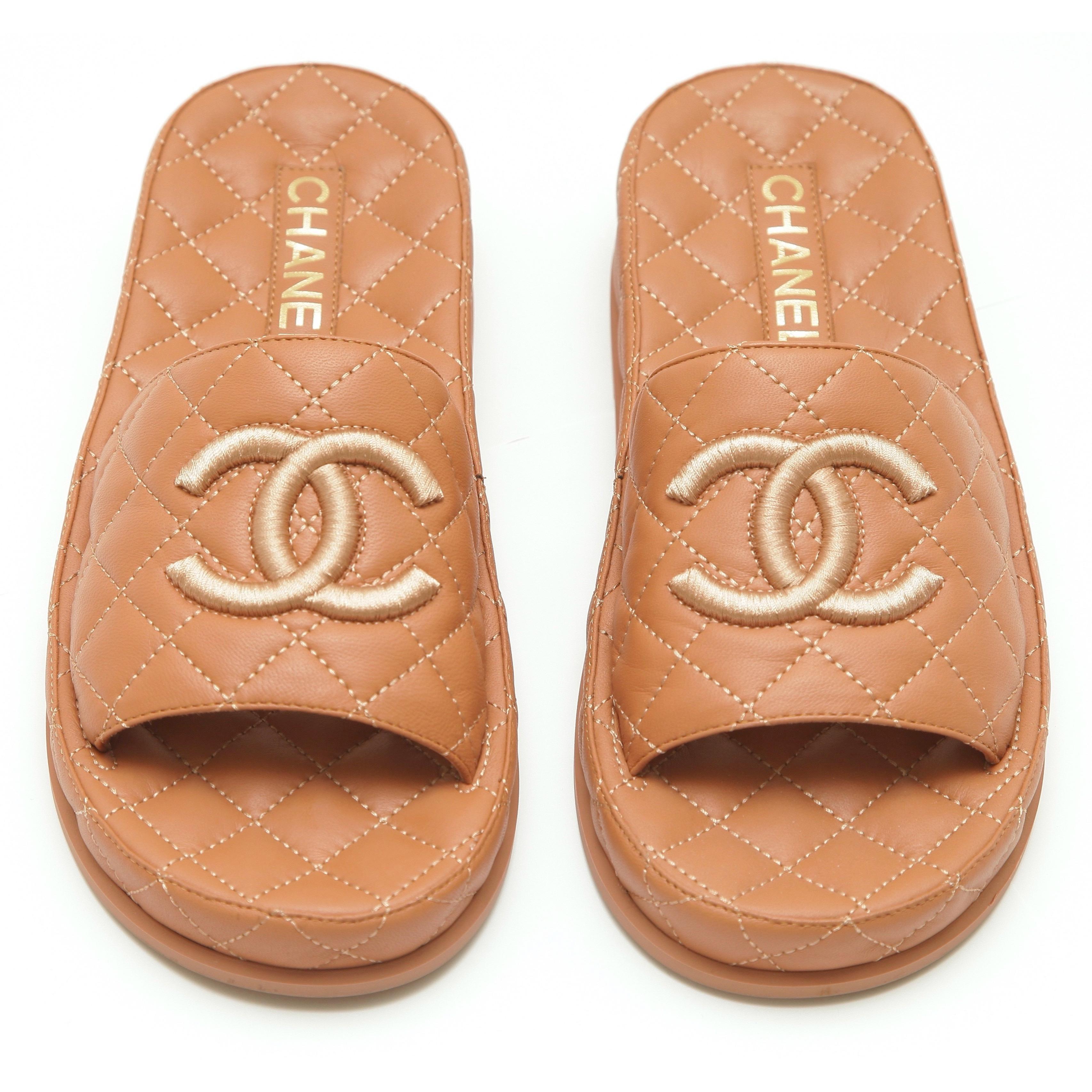 CHANEL Brown Quilted Leather Slide Sandal Platform Slip On CC Logo Sz 38 In Excellent Condition In Hollywood, FL