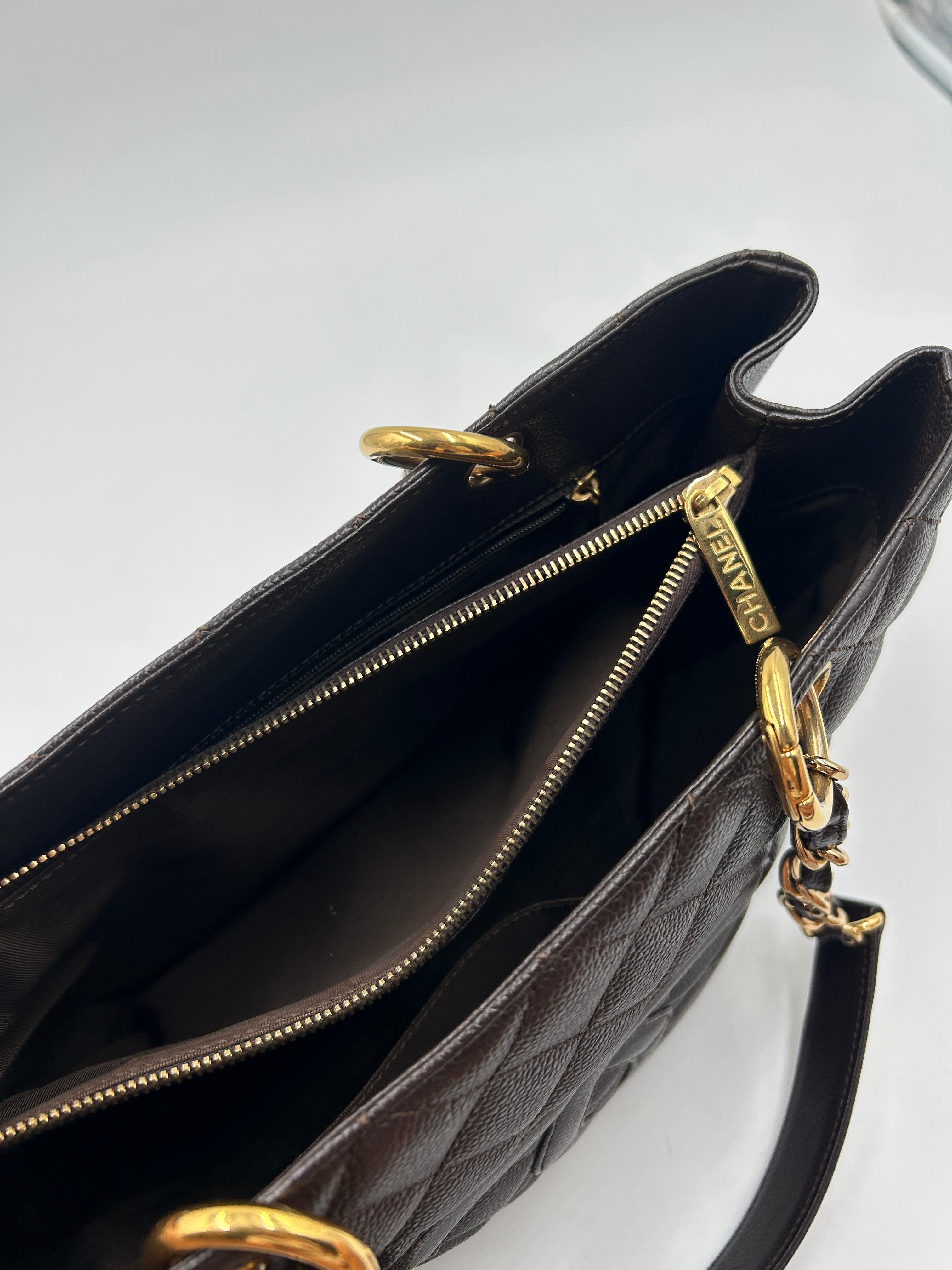 Chanel - Fourre-tout en cuir matelassé marron en vente 6