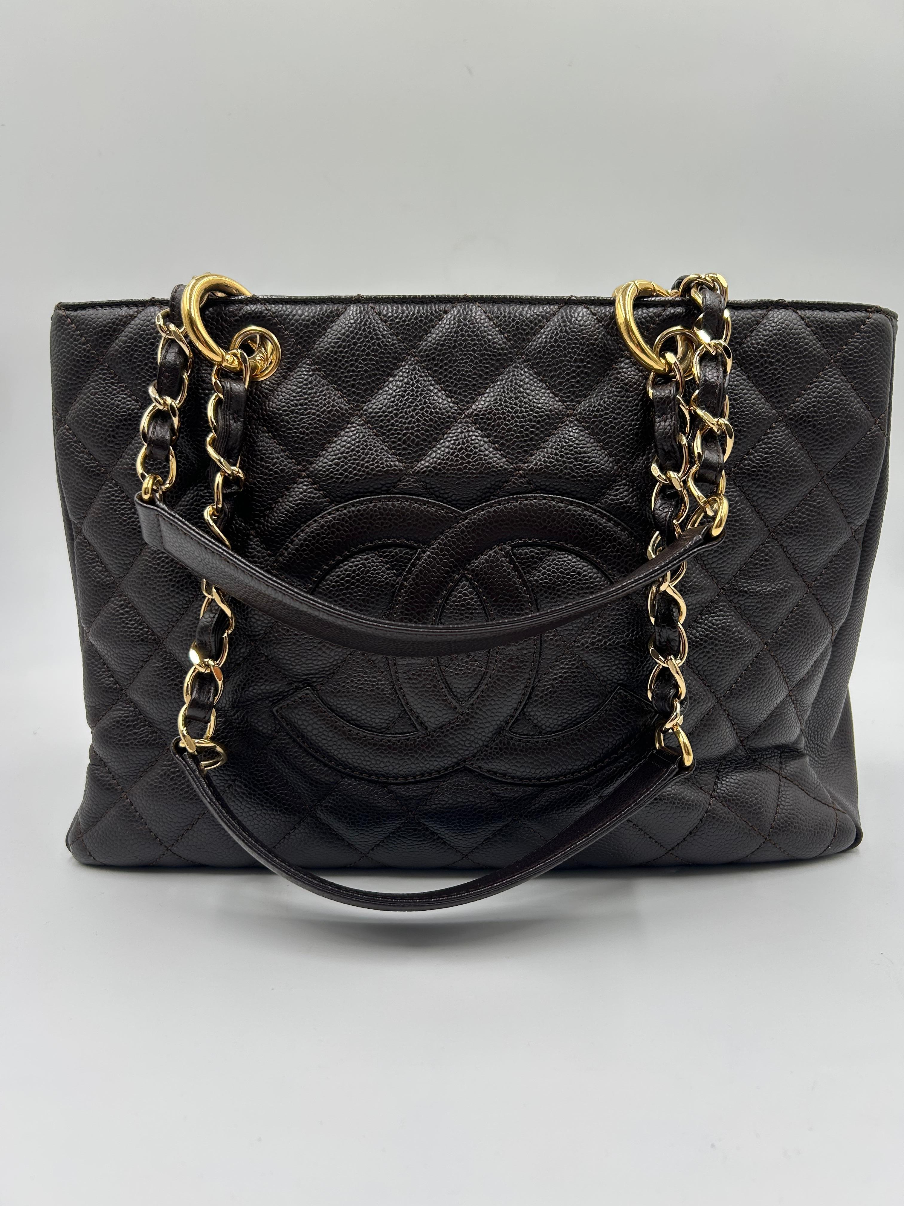 Le sac fourre-tout en cuir matelassé marron de Chanel est une pièce raffinée et polyvalente qui allie l'élégance intemporelle de Chanel à la praticité au quotidien. Confectionné en cuir marron riche et arborant le matelassage en losange emblématique