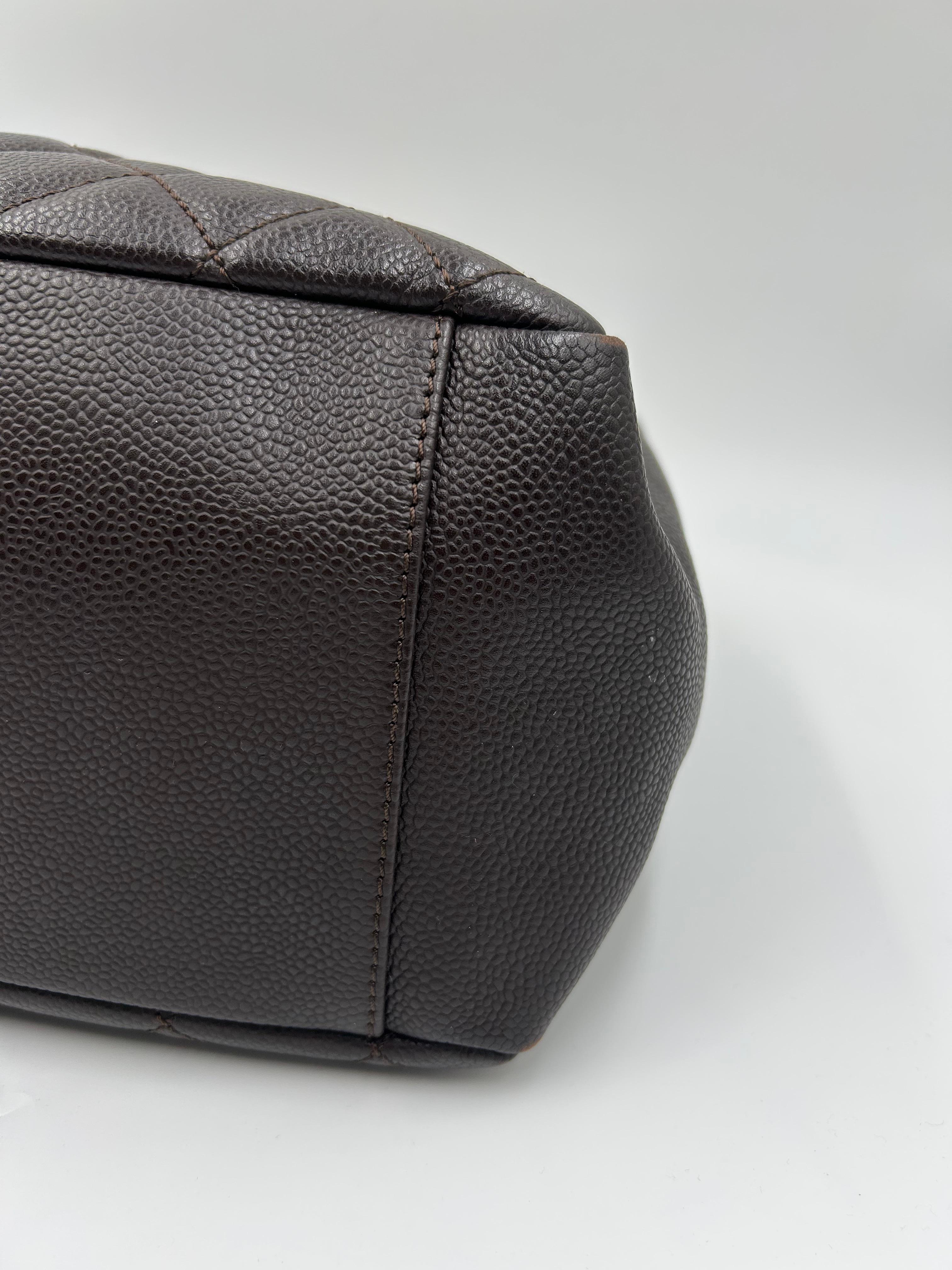 Chanel - Fourre-tout en cuir matelassé marron en vente 1