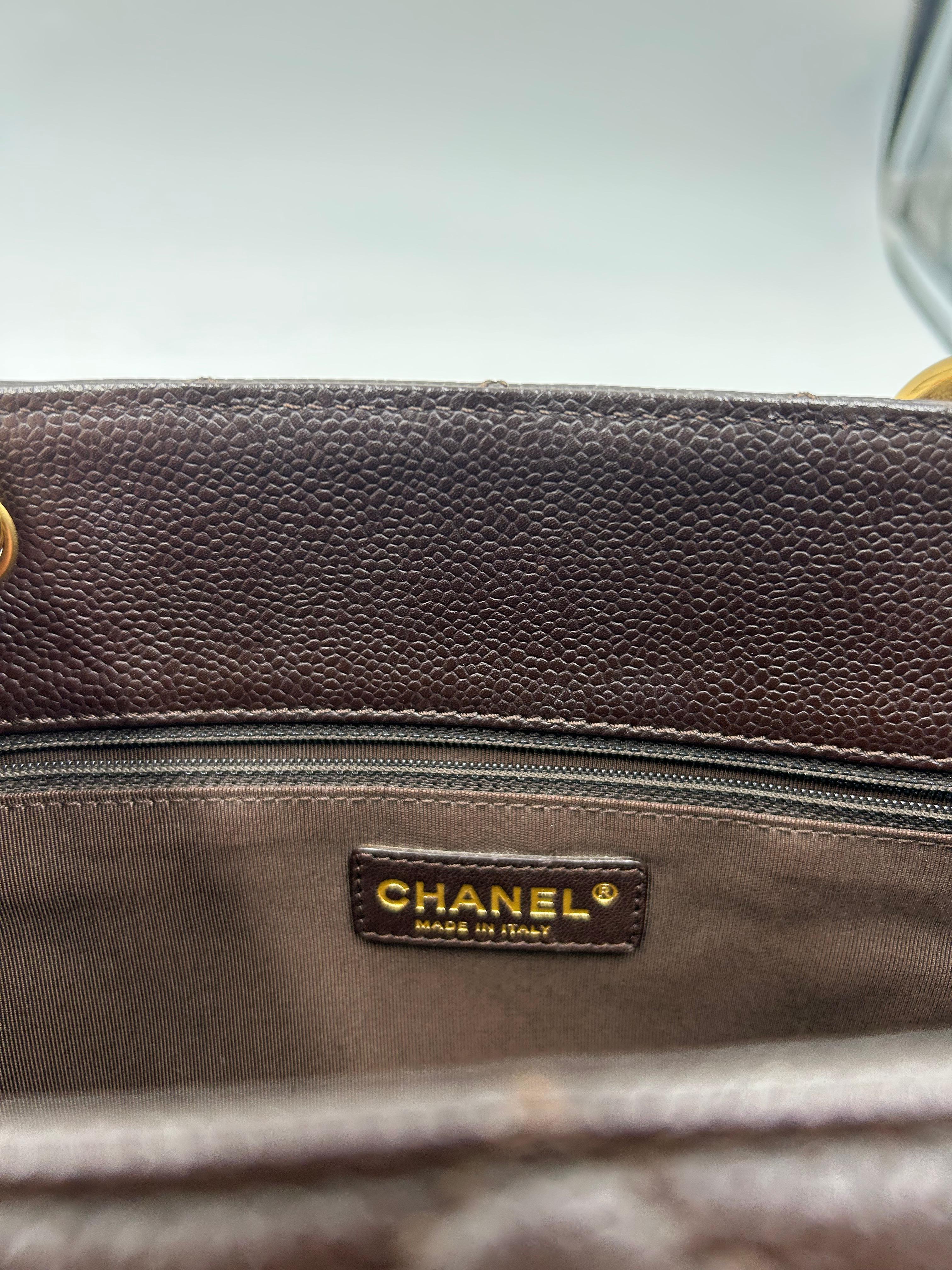 Chanel - Fourre-tout en cuir matelassé marron en vente 4