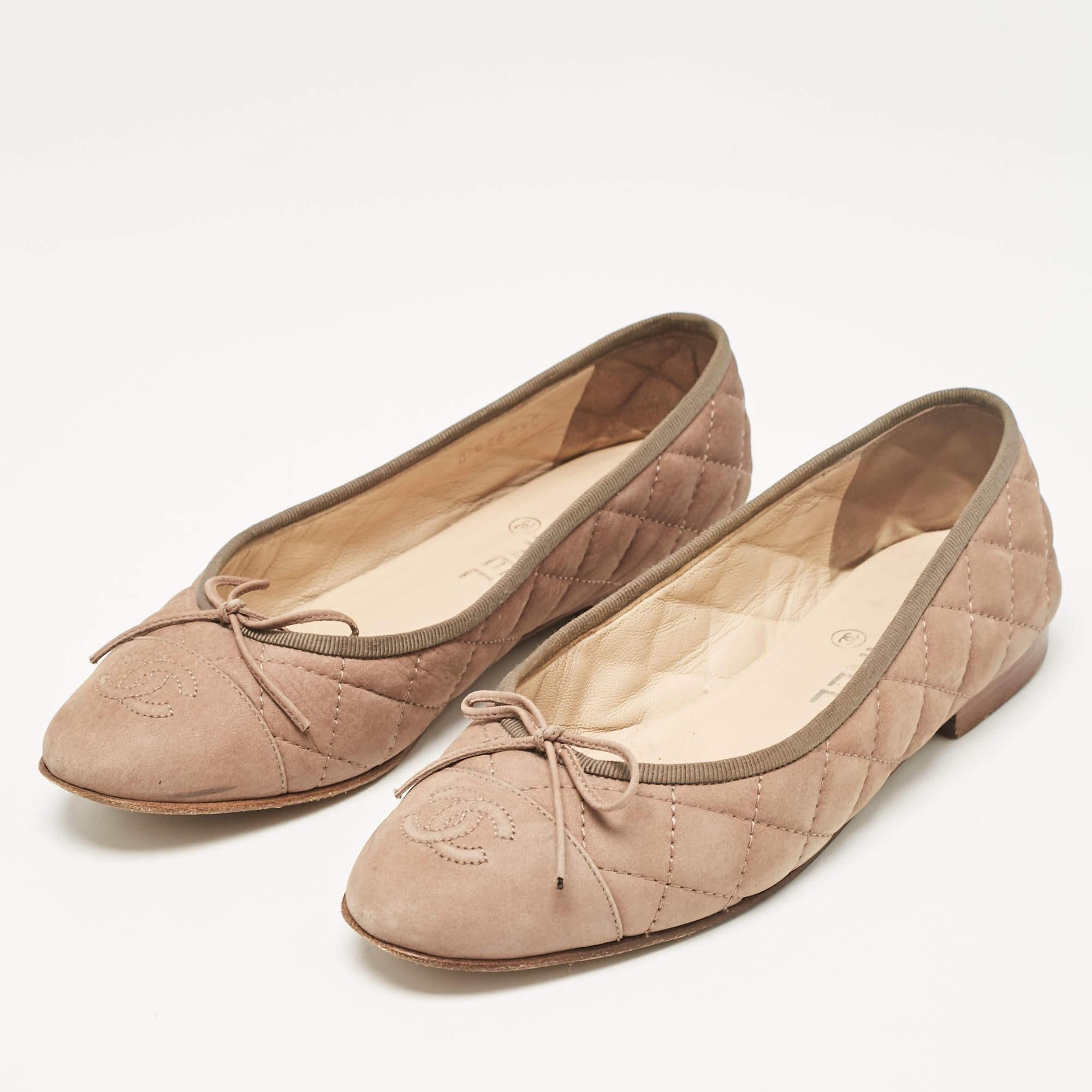 Let Chanel take you through the day in high comfort with this pair of ballet flats. Made of nubuck leather they are embellished with bow detailing on the toes. The insoles are leather lined.