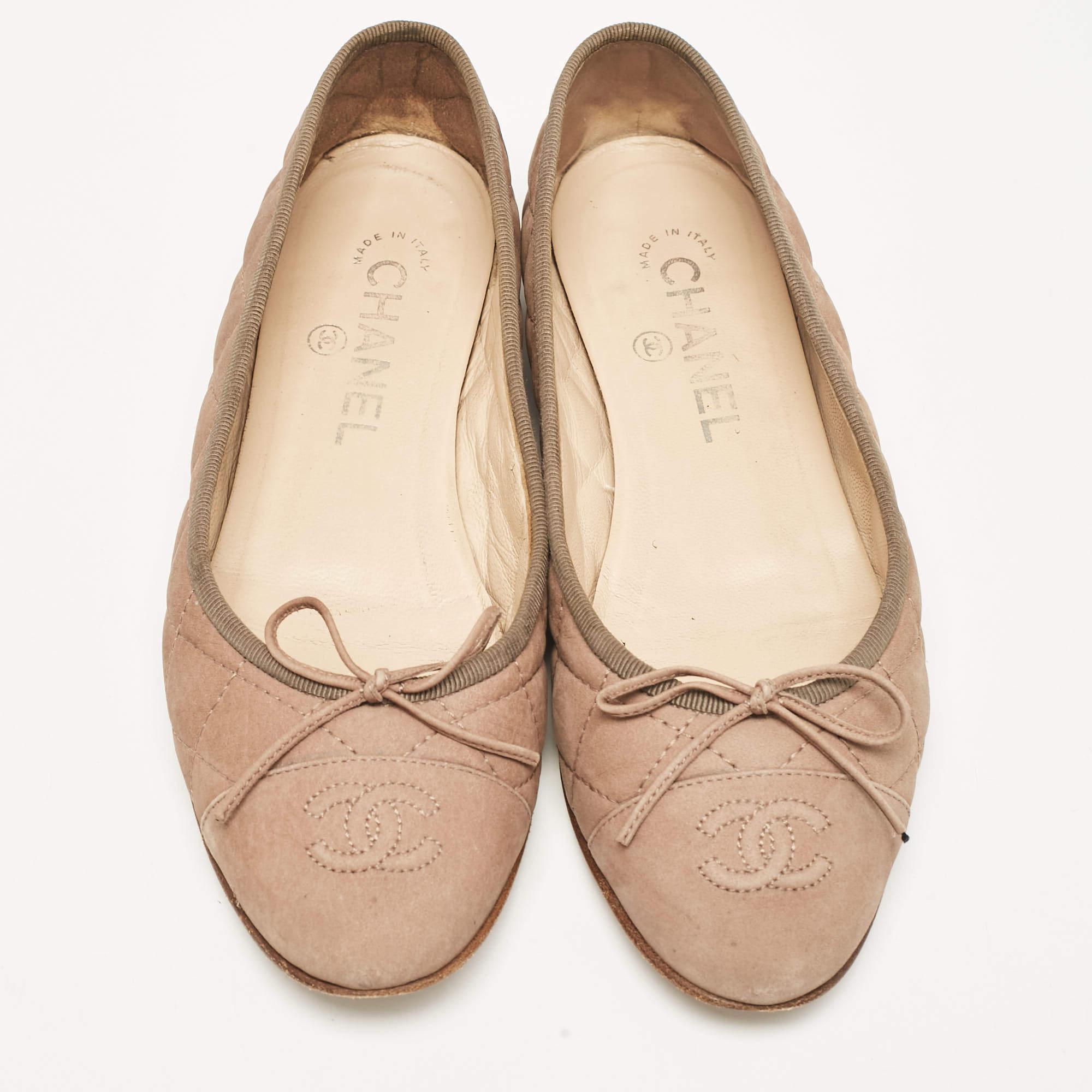 Chanel Brown Quilted Nubuck CC Bow Ballet Flats Size 37 In Fair Condition In Dubai, Al Qouz 2