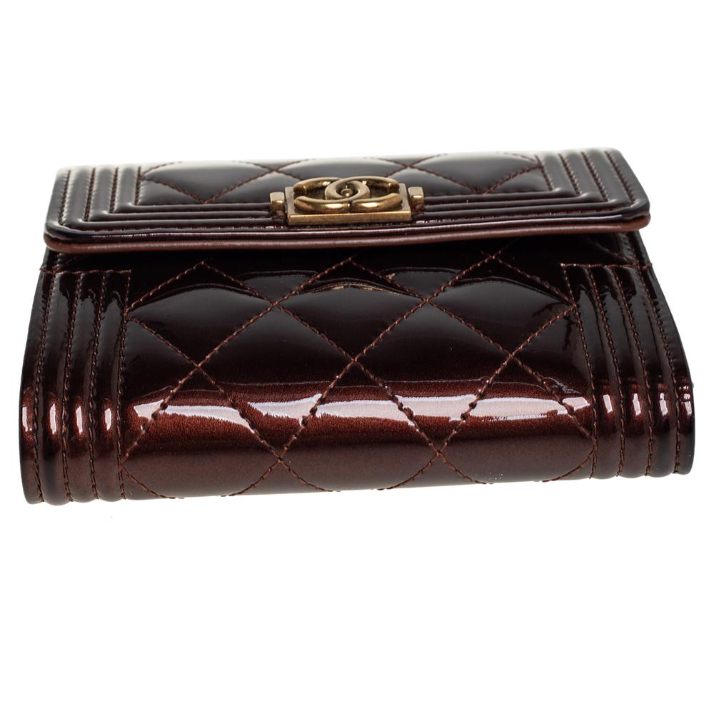 Chanel Brown Quilted Patent Leather Boy Wallet In Good Condition In Dubai, Al Qouz 2