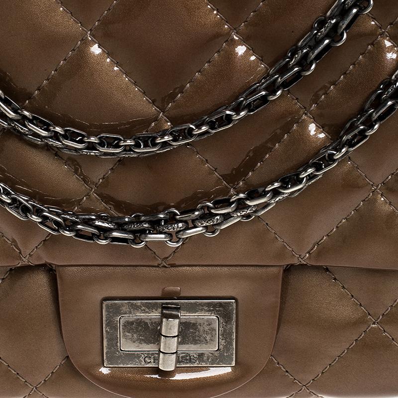 Chanel Brown Quilted Patent Leather Reissue 2.55 Classic 227 Flap Bag In Good Condition In Dubai, Al Qouz 2