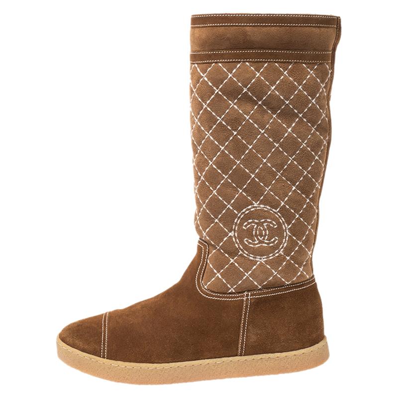 Chanel is known to deliver styles that are timeless and sophisticated. These mid-calf boots re no different. These stylish mid-calf boots are crafted meticulously from quality suede and come in a lovely shade of brown. The exterior flaunts the