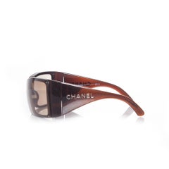 Chanel, Gafas de sol con escudo marrón.