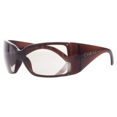 Chanel, Gafas de sol con escudo marrón.