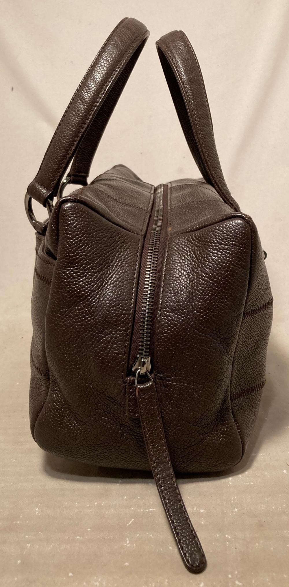 Borsa Bowler Chanel marrone Stitch by Stitch in ottime condizioni. Pelle Caviar marrone con motivo trapuntato quadrato, impunture marroni e finiture in argento. Doppi manici superiori e chiusura con cerniera a due vie. Fodera interna in nylon
