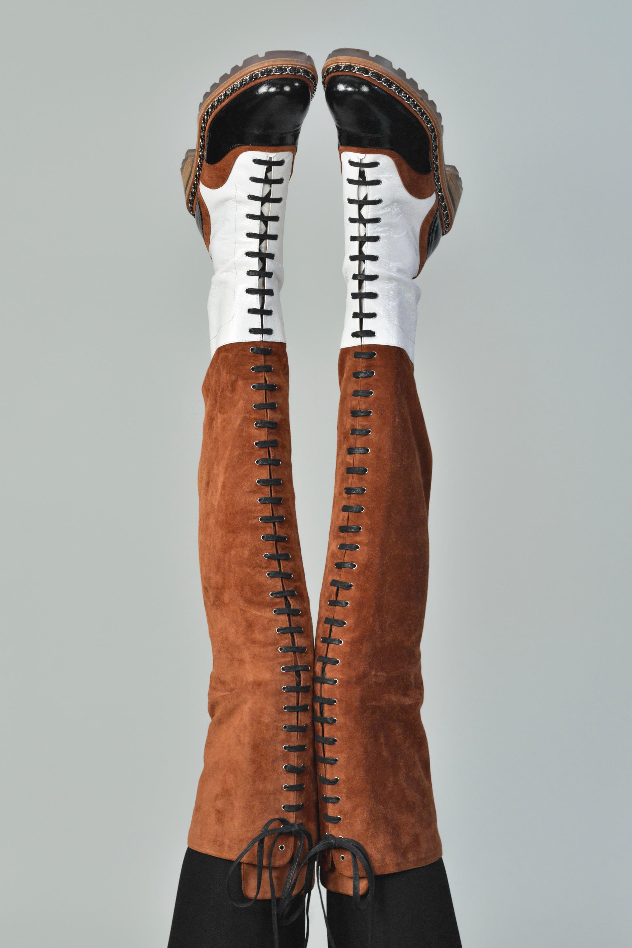 Resurrection Vintage est heureux d'offrir une paire de Chanel par Karl Lagerfeld marron daim noir et blanc bottes en cuir de la collection de défilé 2015 de Chanel avec des détails de la cuisse à la dentelle, orteils ronds, argent-tone chain link