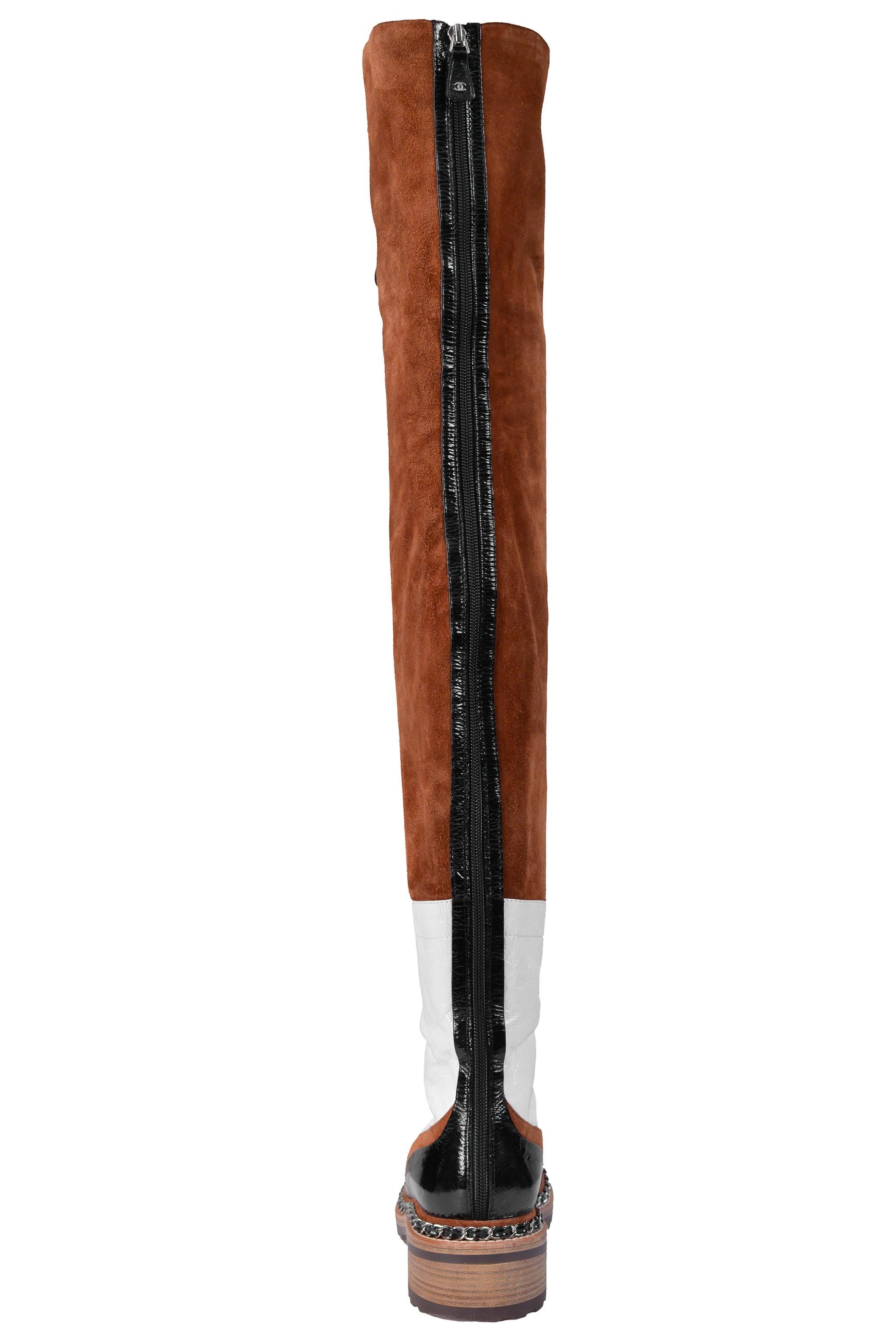 Marron Chanel - Bottes en daim marron et cuir blanc 2015 en vente