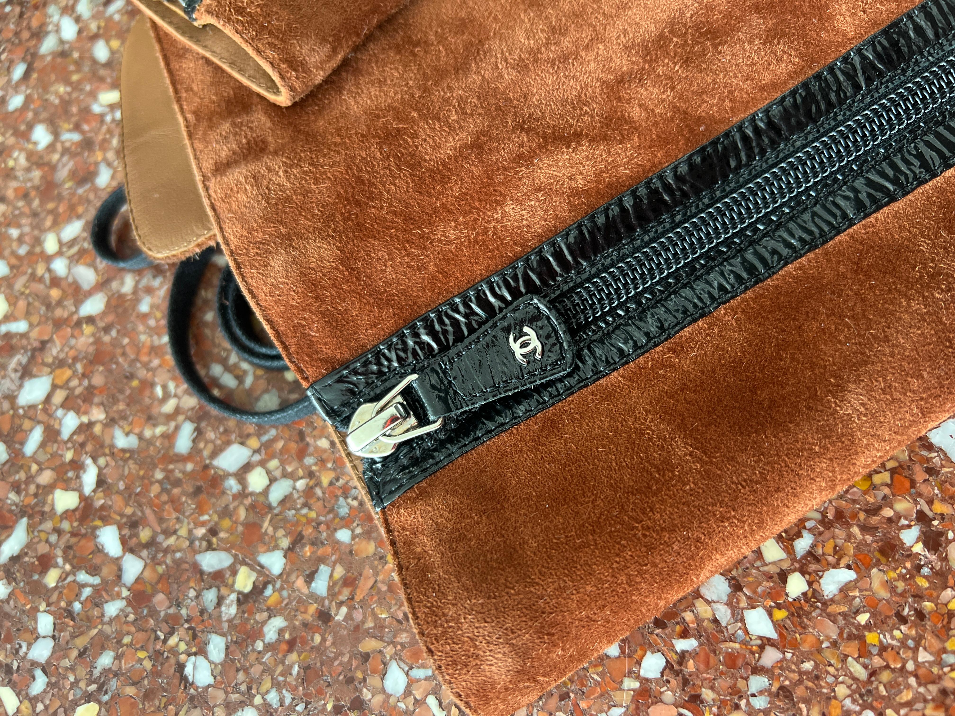 Chanel - Bottes en daim marron et cuir blanc 2015 Excellent état - En vente à Los Angeles, CA