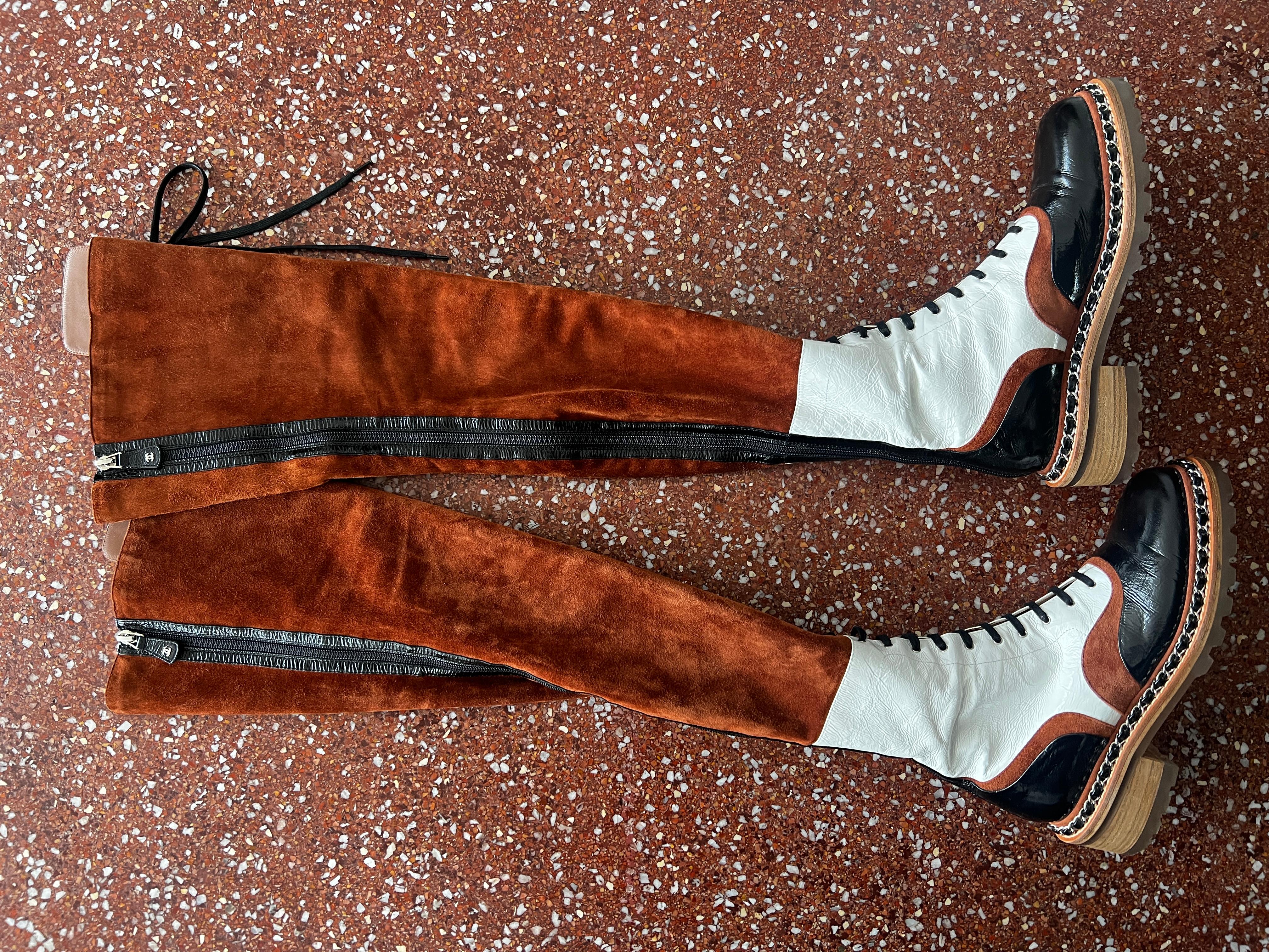 Chanel - Bottes en daim marron et cuir blanc 2015 Unisexe en vente