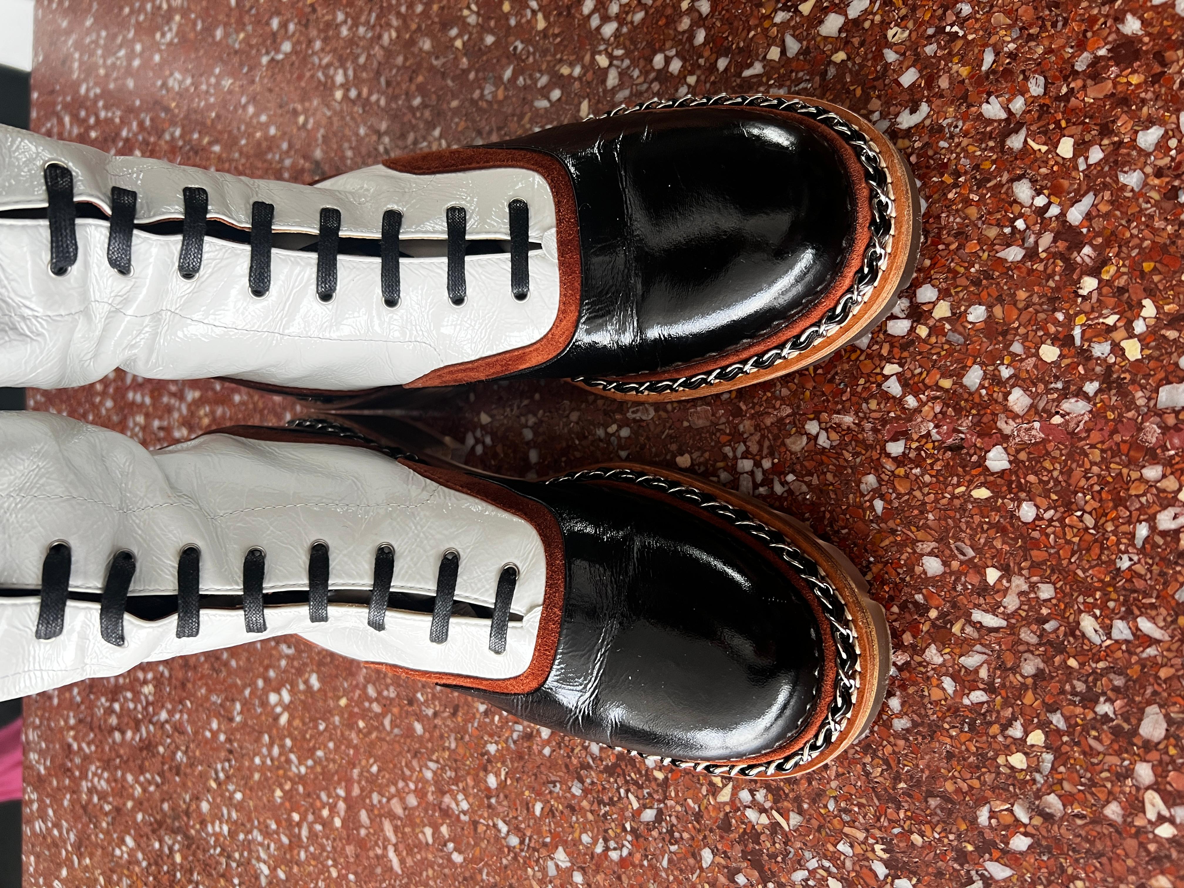 Chanel - Bottes en daim marron et cuir blanc 2015 en vente 1