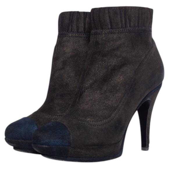 Chanel, braune Wildlederstiefel im Angebot