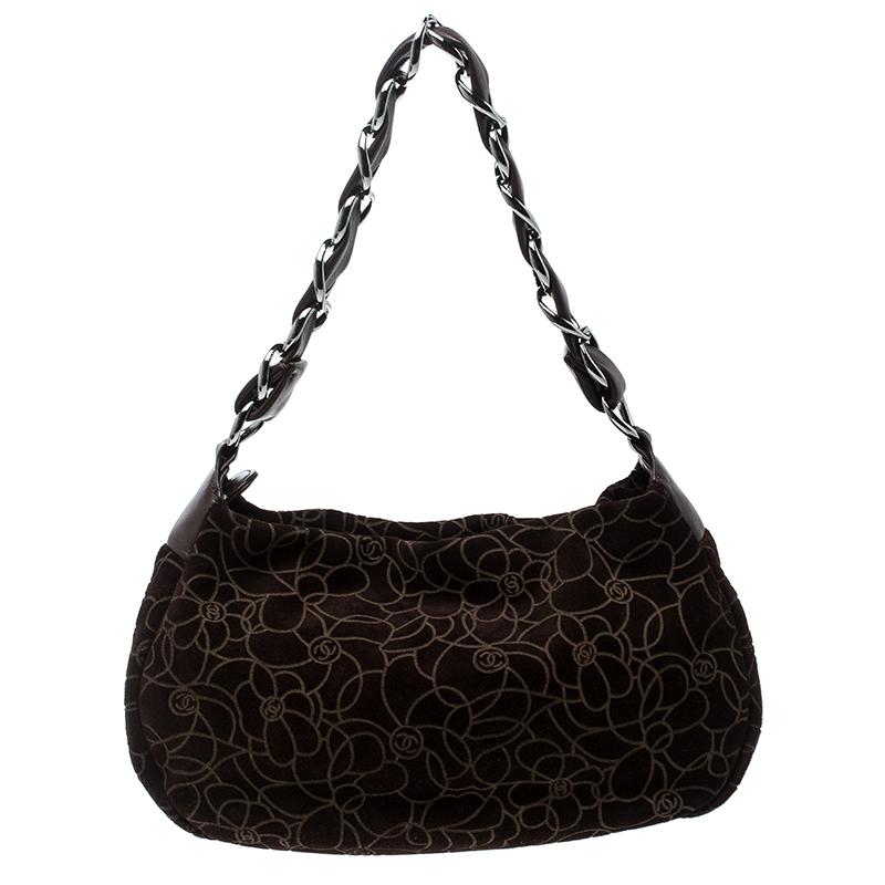 Designed in suede, this ravishing piece is a brilliant creation to own. Lined with the best fabric, this hobo gives both style and endurance. The exterior is covered with Camellia embossings which add on to the overall charm of the bag. Held by a