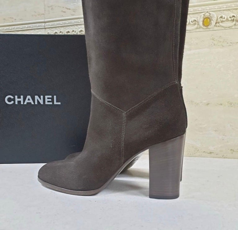 Chanel Brown Suede CC Logo Boots
Sz. 39.5
Condition is excellent. Worn once.
No original packaging
