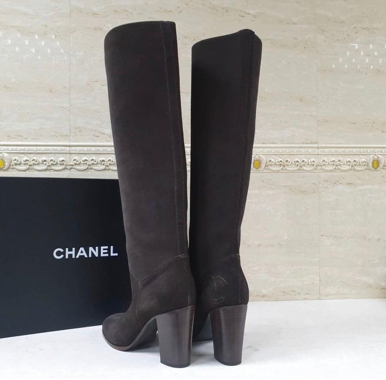 Chanel Brown Suede CC Logo Boots In Excellent Condition For Sale In Kiev, UA