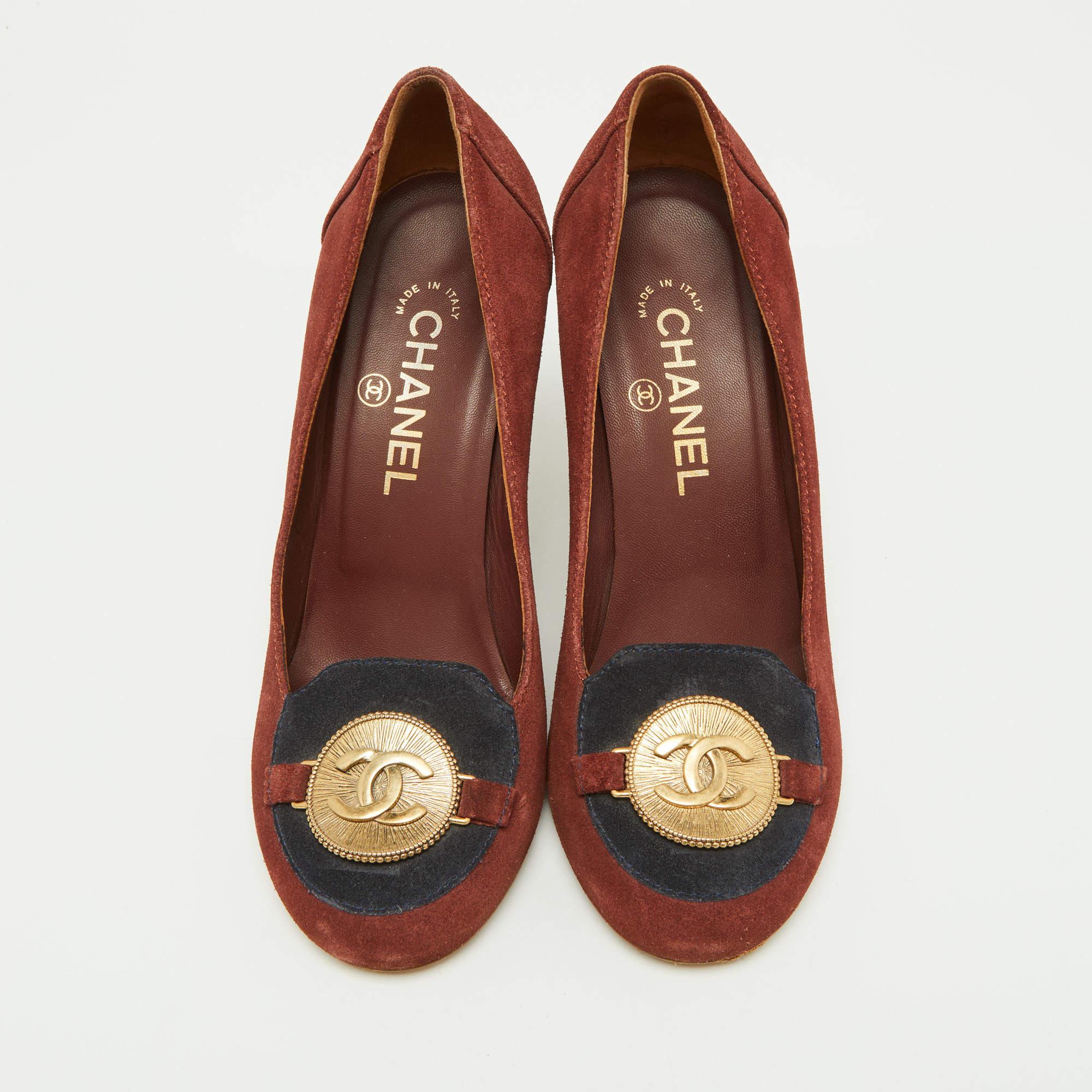 Chanel Brown Suede CC Logo Round Pumps Size 38 In Good Condition For Sale In Dubai, Al Qouz 2