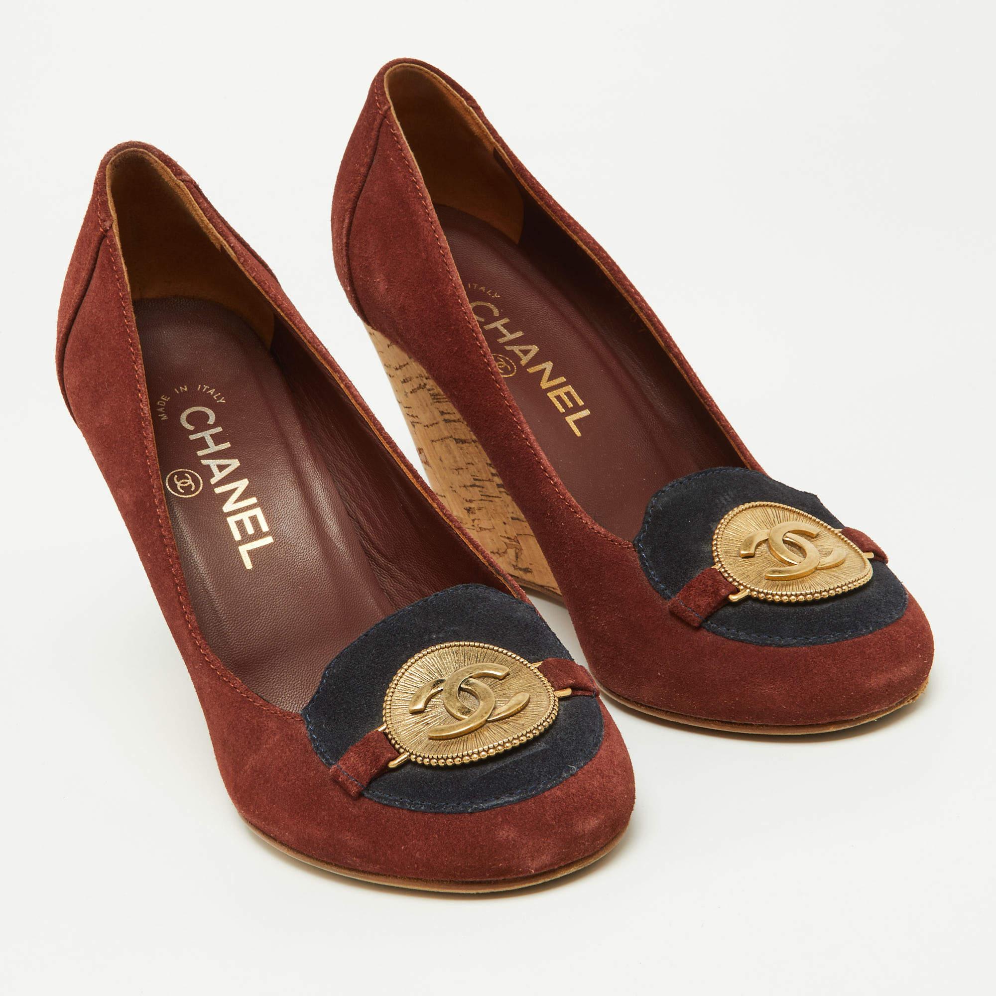 Chanel Brown Suede CC Logo Round Pumps Size 38 For Sale 1