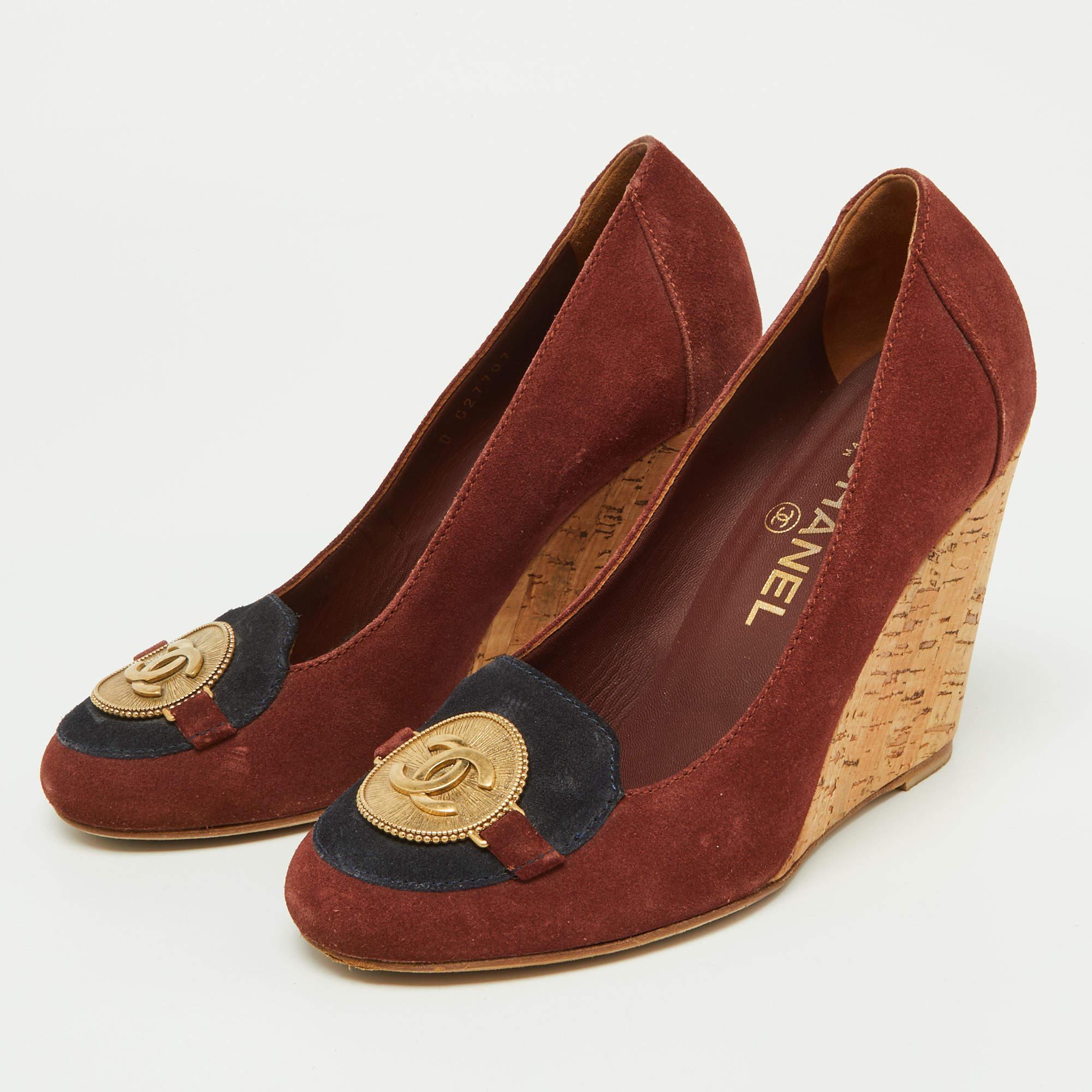Chanel Brown Suede CC Logo Round Pumps Size 38 For Sale 3