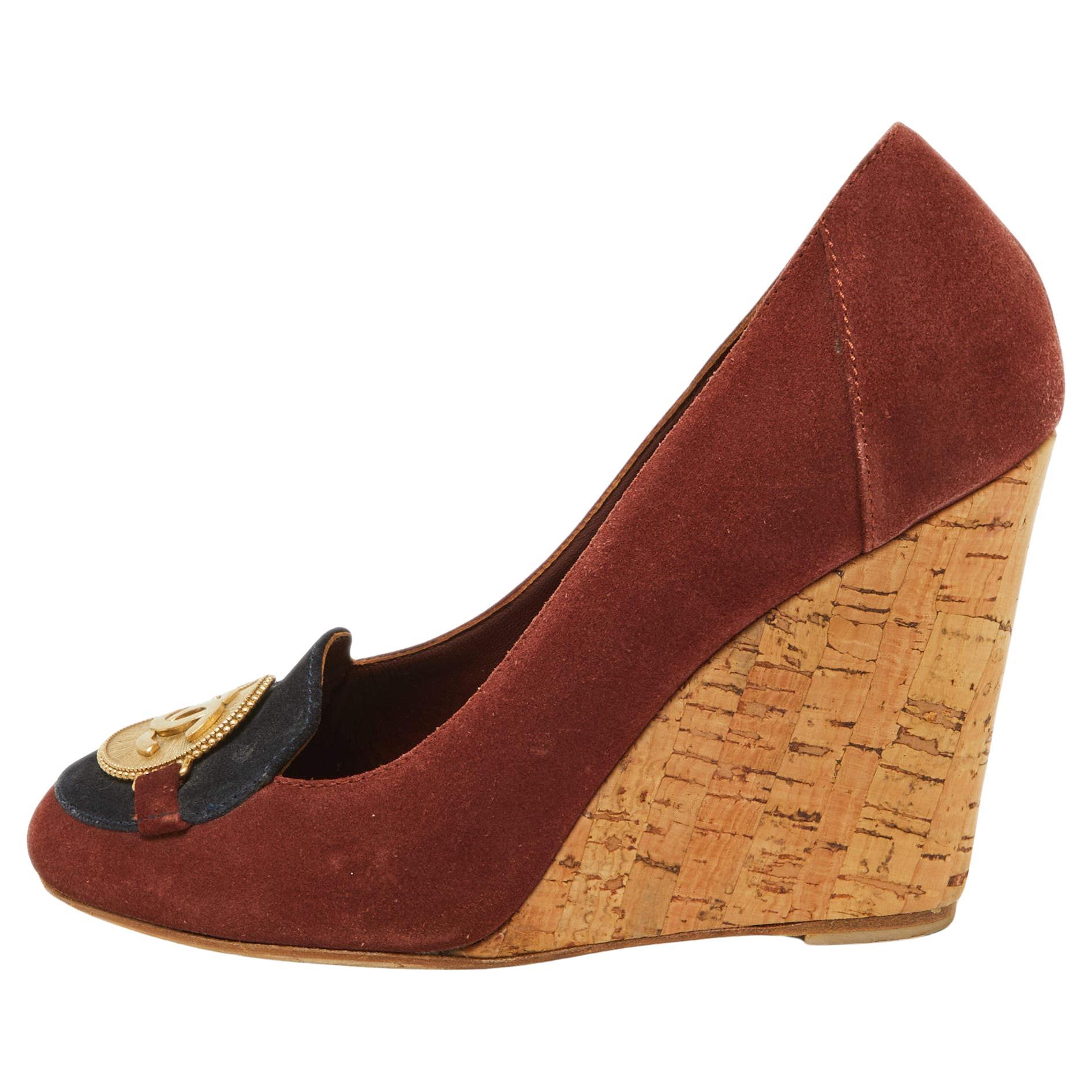 Chanel Brown Suede CC Logo Round Pumps Size 38 For Sale