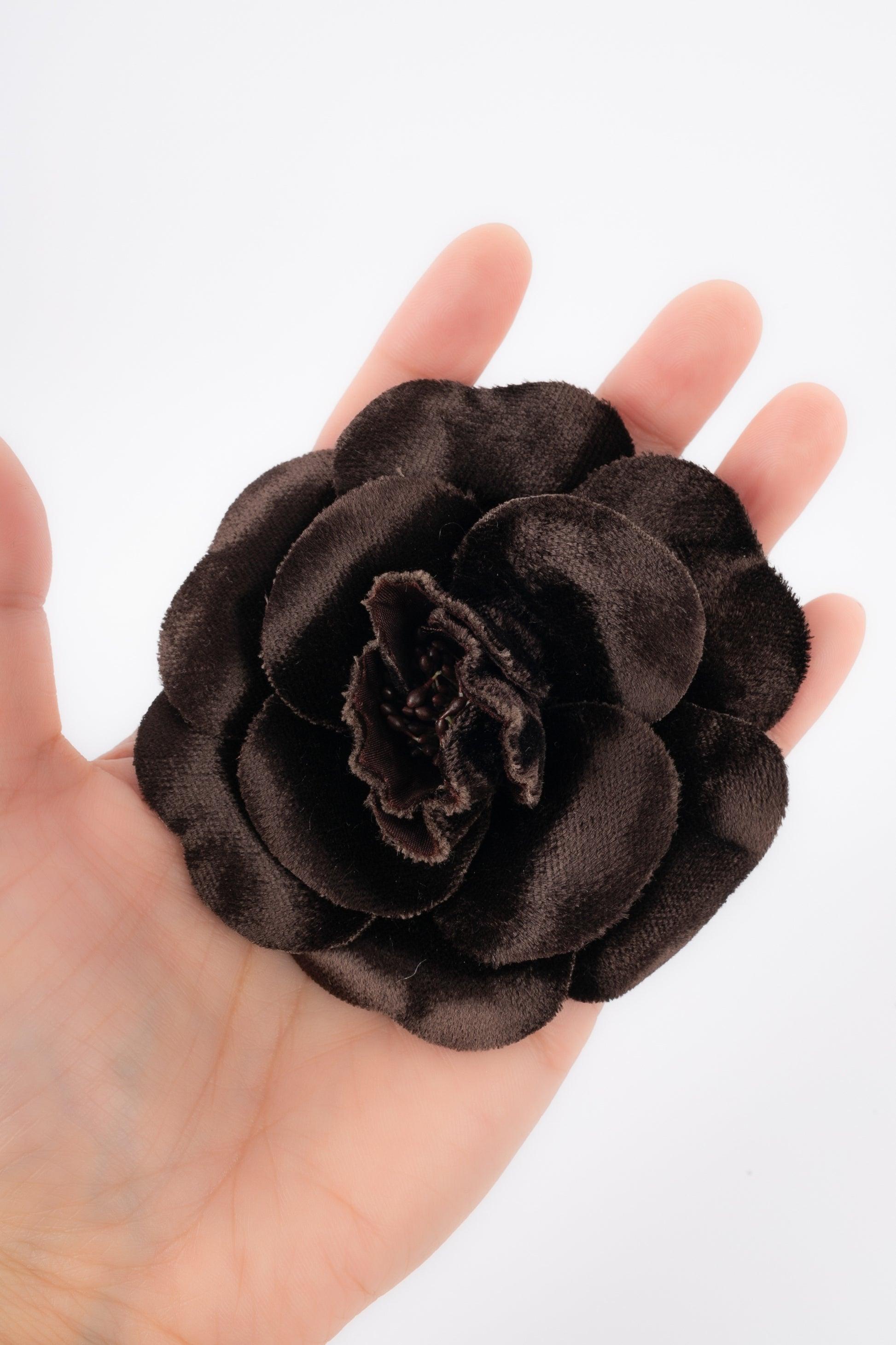 Chanel - Brown velvet camellia brooch. Not signed on the back.

Additional information: 
Condition: Very good condition
Dimensions: Diameter: 8.5 cm
 
Seller Reference: BRB9