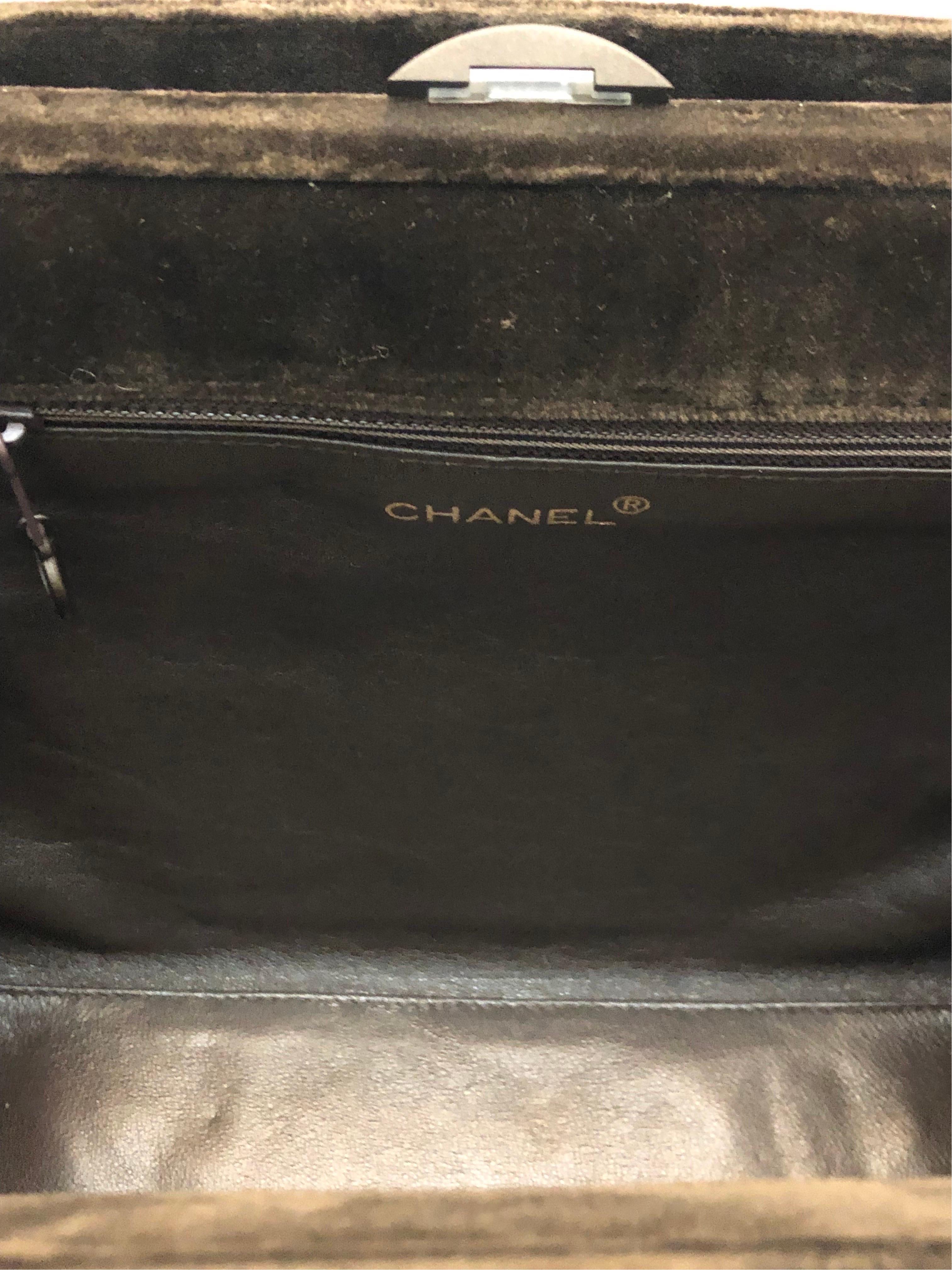 Chanel brown velvet CC shoulder bag For Sale 1