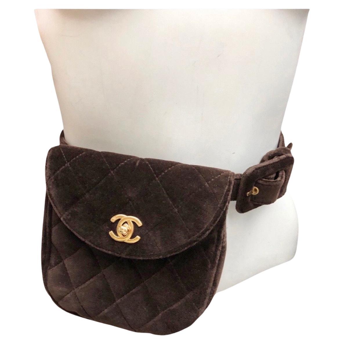 - Chanel brown velvet quilted belt bag from year 1996 to 1997 collection. 

- Gold CC hardware turn-lock flap closure.

- Brown velvet buckle belt. 

- Brown lambskin leather interior with zip pocket closure.

- Belt length: 86.5 x 2.5 cm. Belt