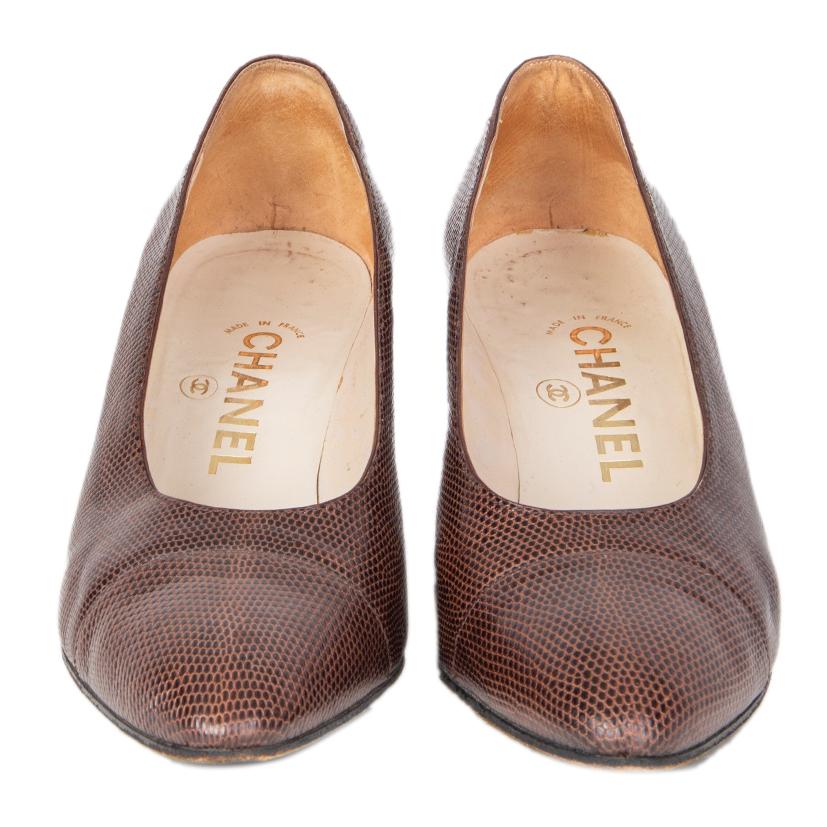 100% authentiques escarpins vintage Chanel à talon moyen en lézard brun. Ils ont été portés et sont en excellent état. 

Mesures
Taille imprimée	37
Taille des chaussures	37
Semelle intérieure	24cm (9.4in)
Largeur	7.5cm (2.9in)
Talon	6.5cm