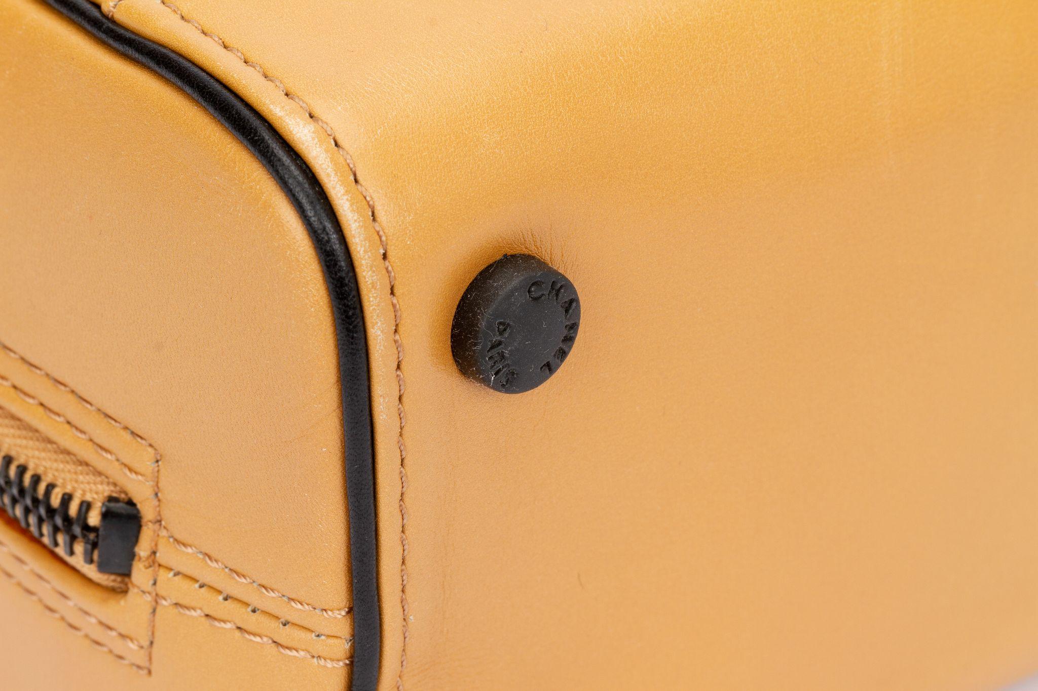 Chanel Medium Vintage Tasche aus gebürstetem Kalbsleder im Angebot 2