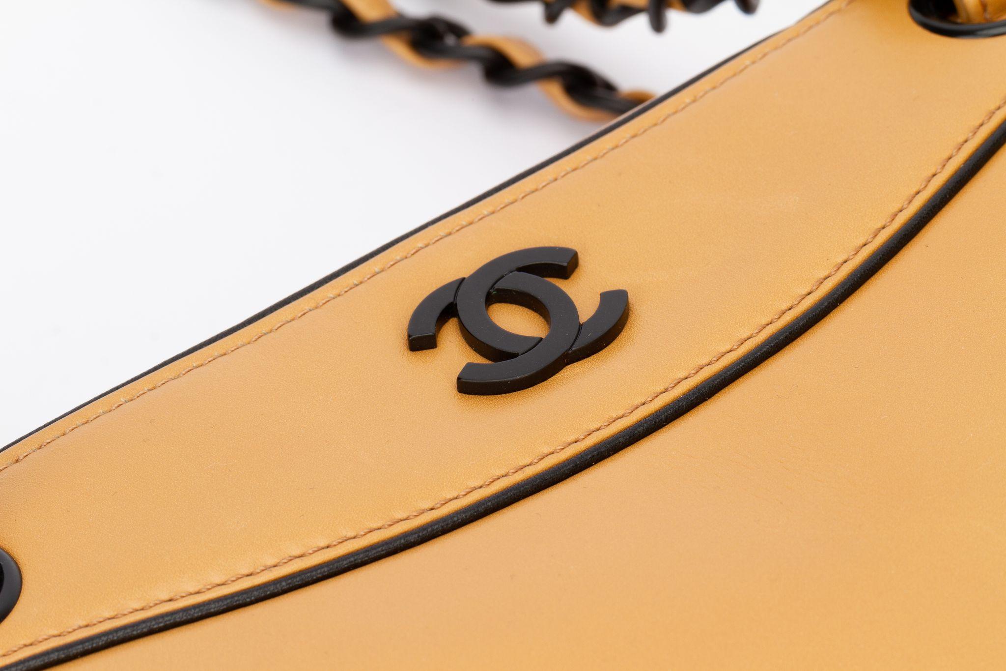 Chanel Medium Vintage Tasche aus gebürstetem Kalbsleder im Angebot 3