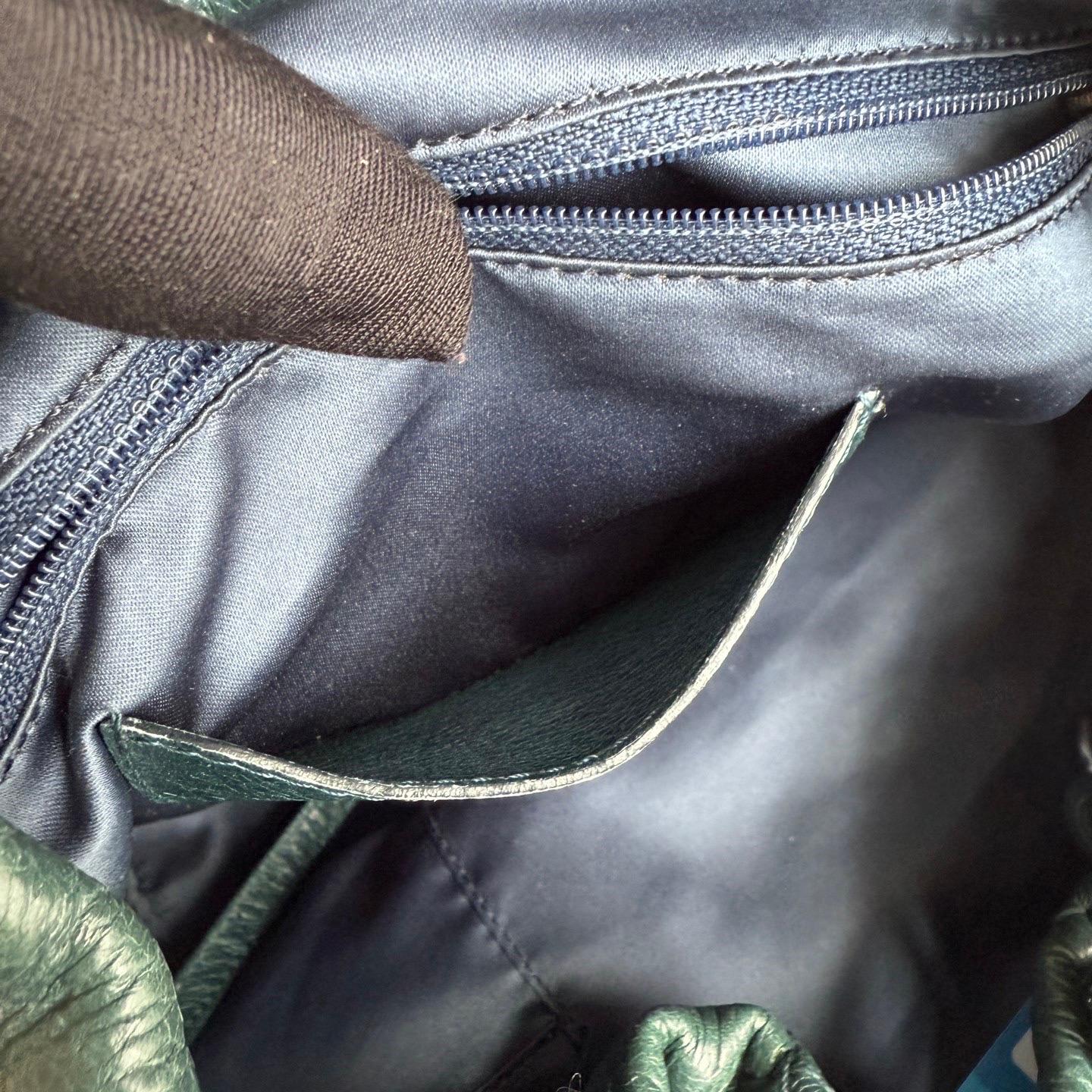 Chanel Bucket Bag Medium Dunkelgrünes Kalbsleder Silberne Hardware im Angebot 9