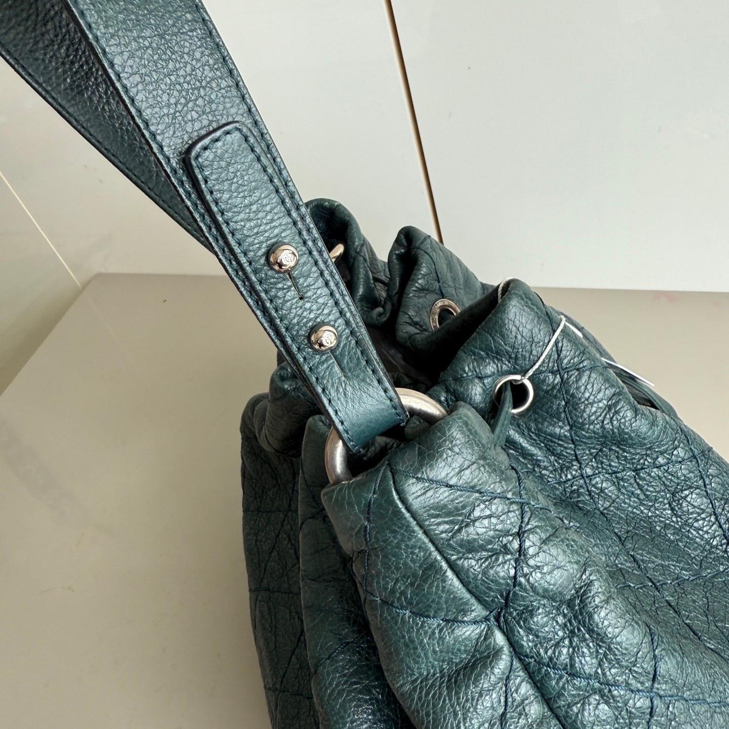Chanel Bucket Bag Medium Dunkelgrünes Kalbsleder Silberne Hardware im Angebot 10