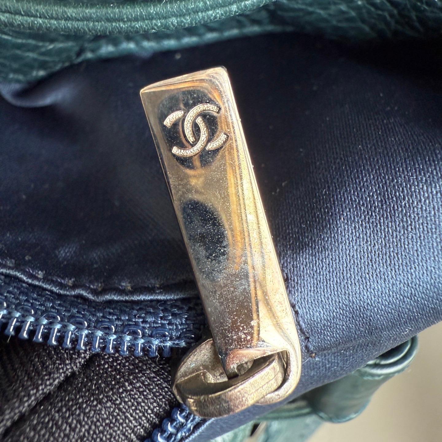 Chanel Bucket Bag Medium Dunkelgrünes Kalbsleder Silberne Hardware im Angebot 11