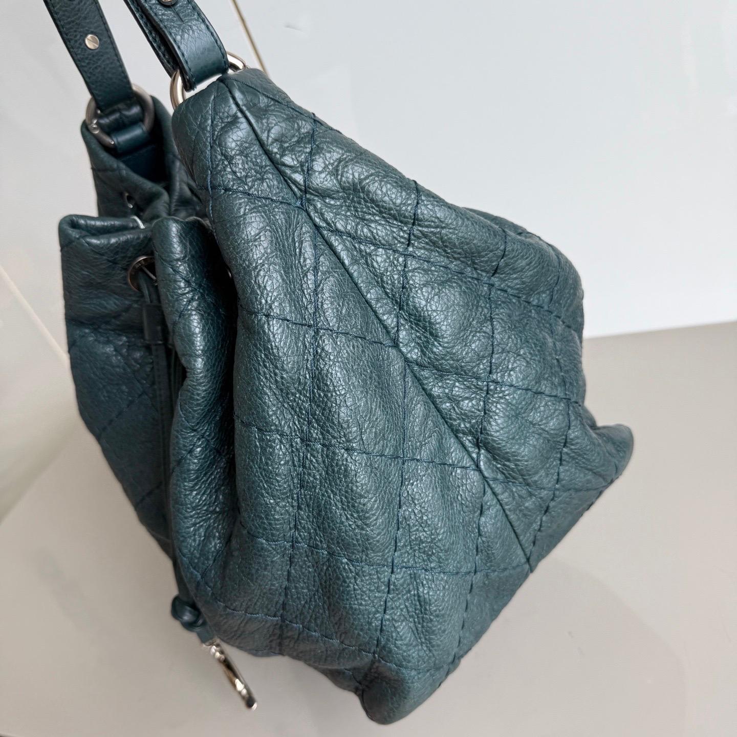 Chanel Bucket Bag Medium Dunkelgrünes Kalbsleder Silberne Hardware (Schwarz) im Angebot