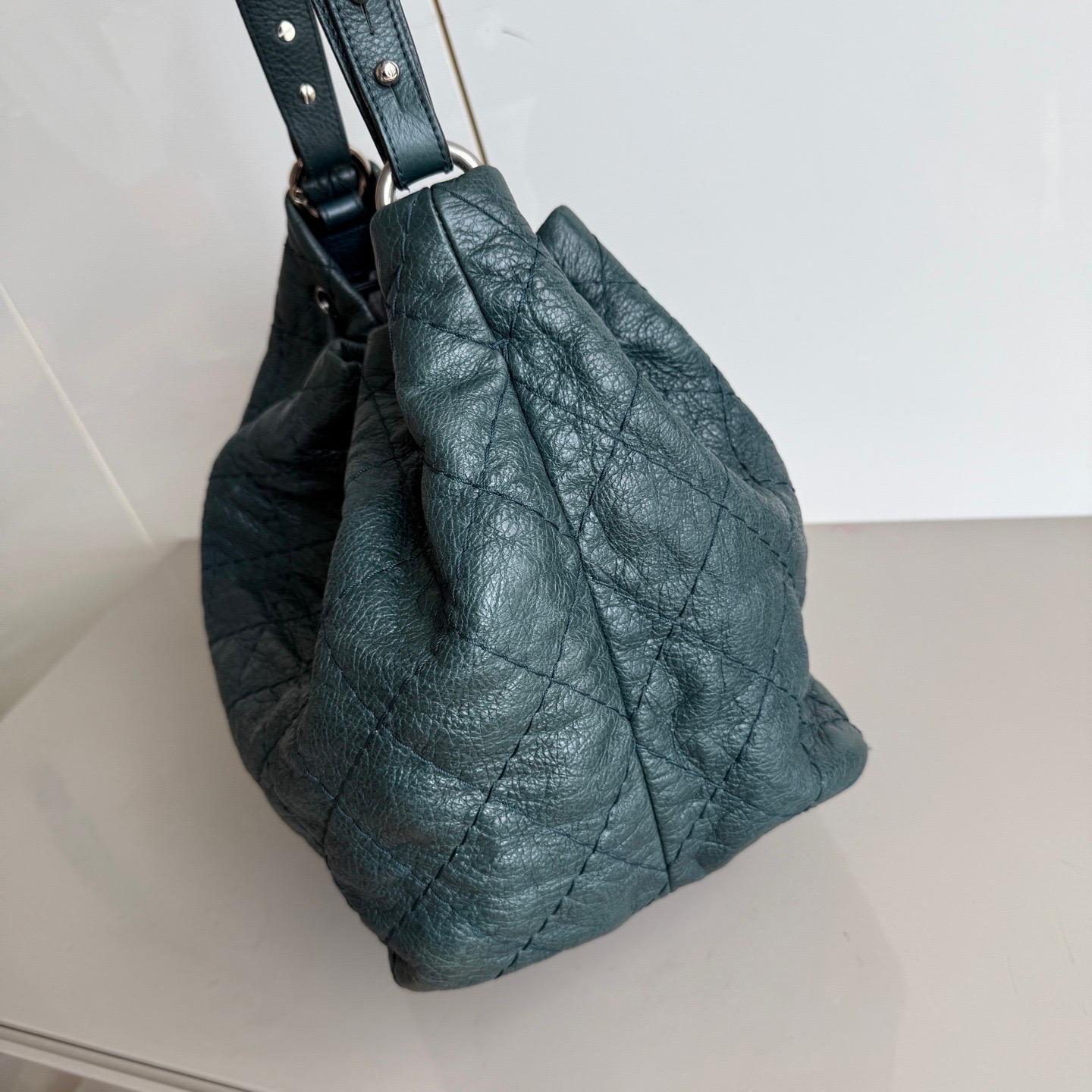 Chanel Bucket Bag Medium Dunkelgrünes Kalbsleder Silberne Hardware im Zustand „Gut“ im Angebot in AUBERVILLIERS, FR