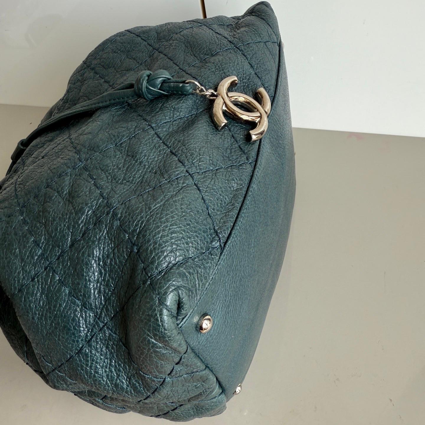 Chanel Bucket Bag Medium Dunkelgrünes Kalbsleder Silberne Hardware Damen im Angebot