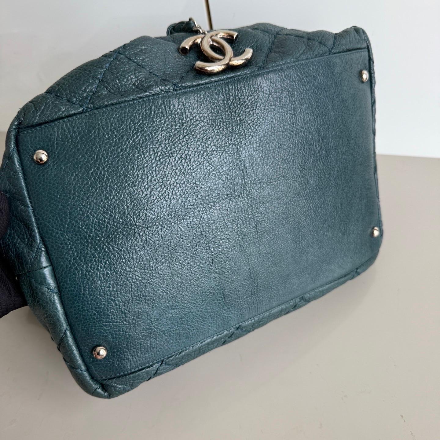 Chanel Bucket Bag Medium Dunkelgrünes Kalbsleder Silberne Hardware im Angebot 3