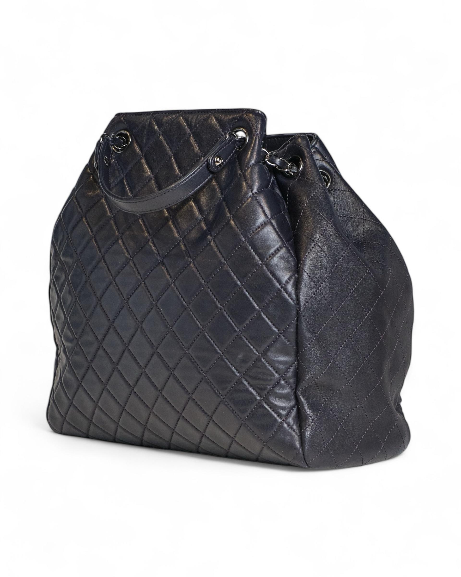 Chanel Bucket CC Large Night Blue In Good Condition In Torre Del Greco, IT
