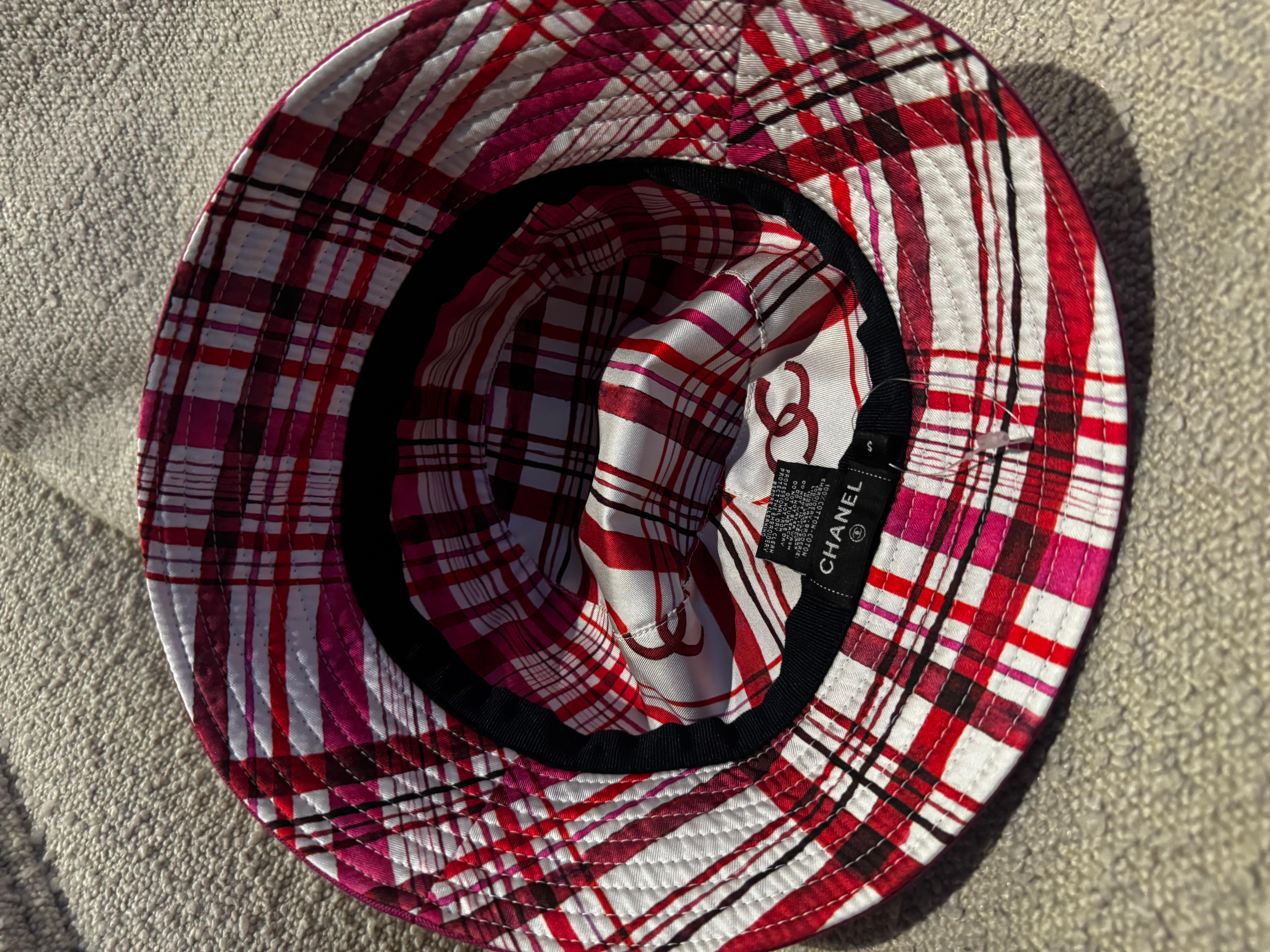 Chanel bucket hat In New Condition For Sale In London, England