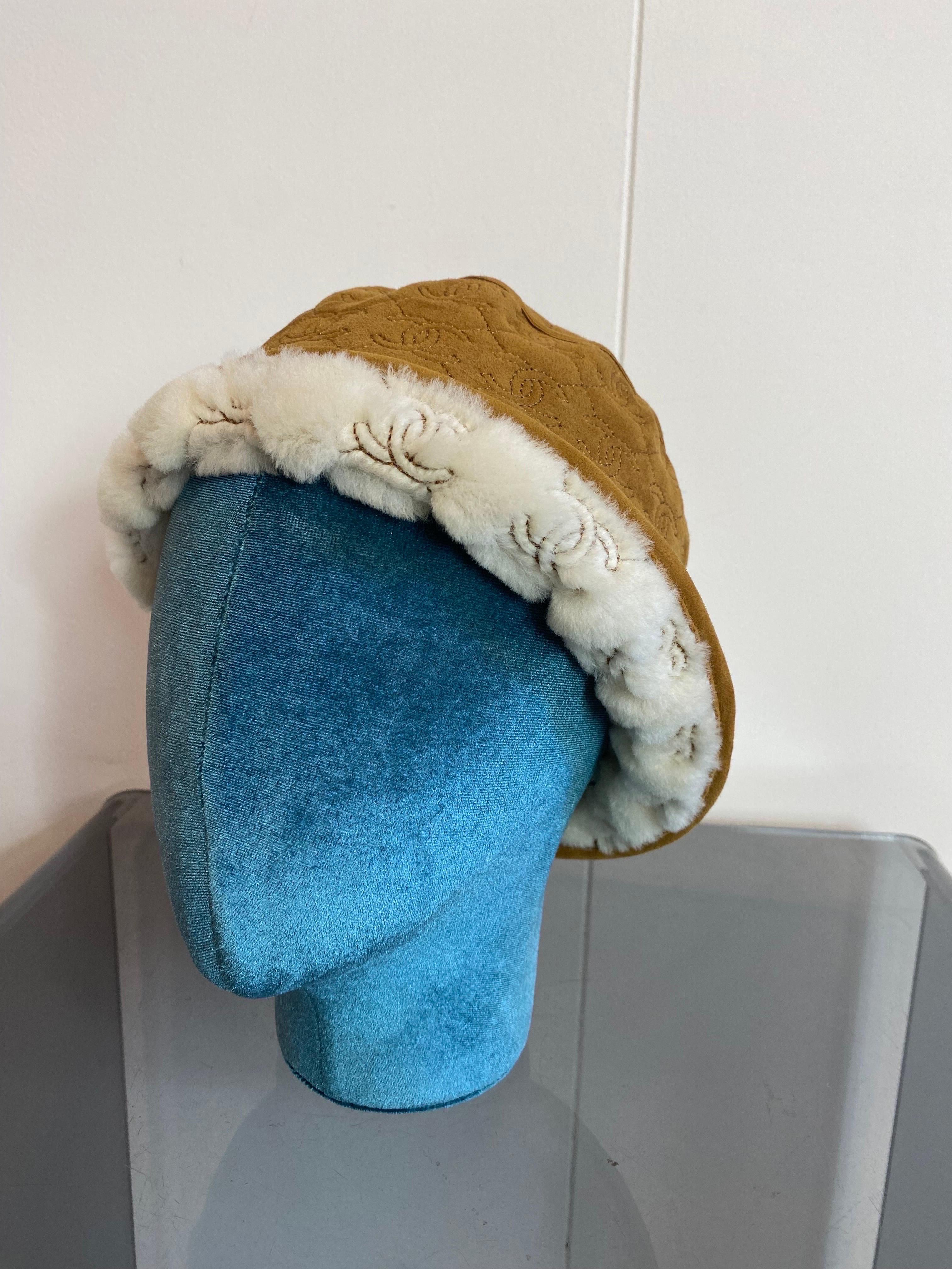 chanel bucket hat.
in suede sheepskin, indicative size 56 cm.
In very good condition, shows signs of normal use.
