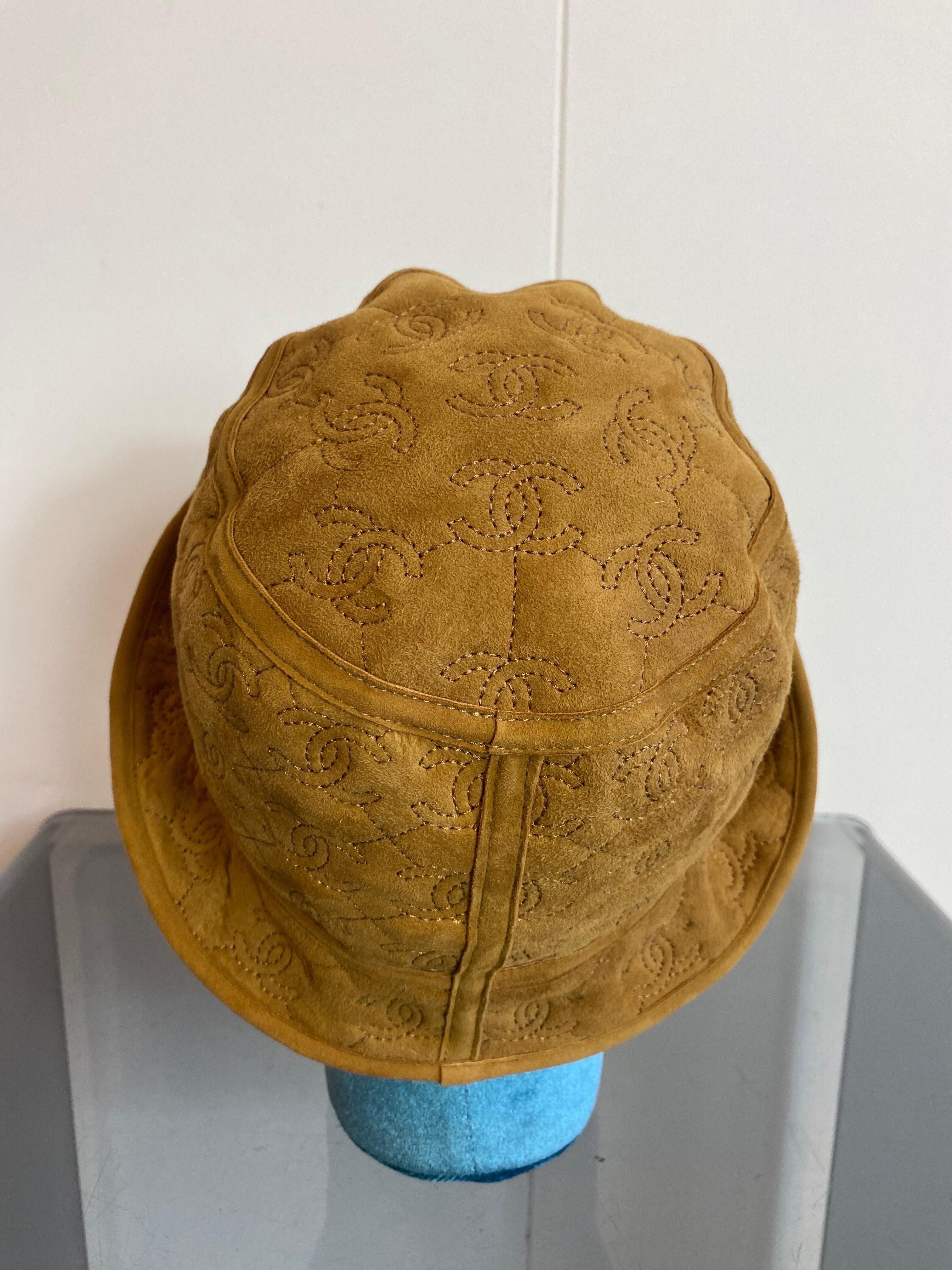 Chanel bucket hat in suede. In Excellent Condition In Carnate, IT