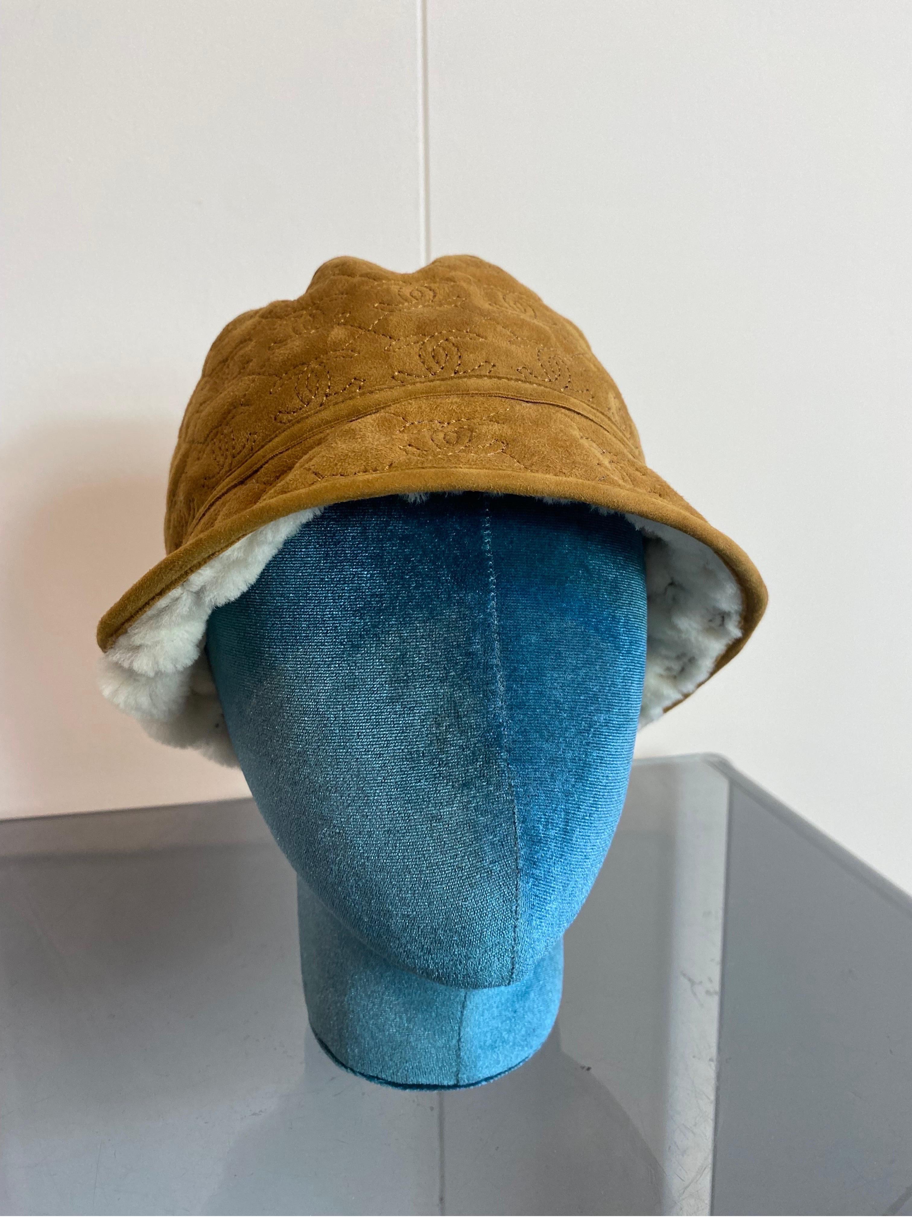 Chanel bucket hat in suede. 2