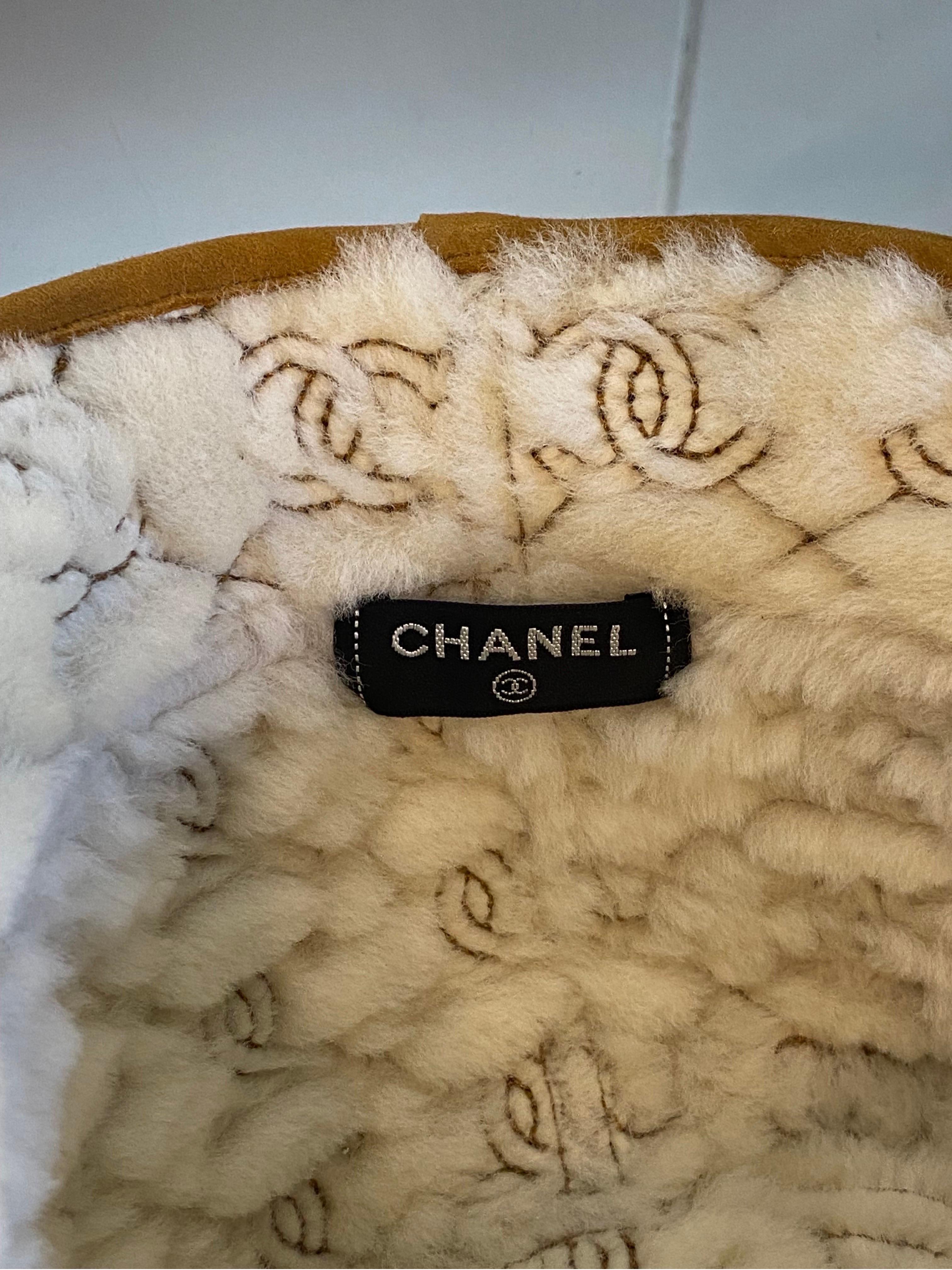 Chanel bucket hat in suede. 4