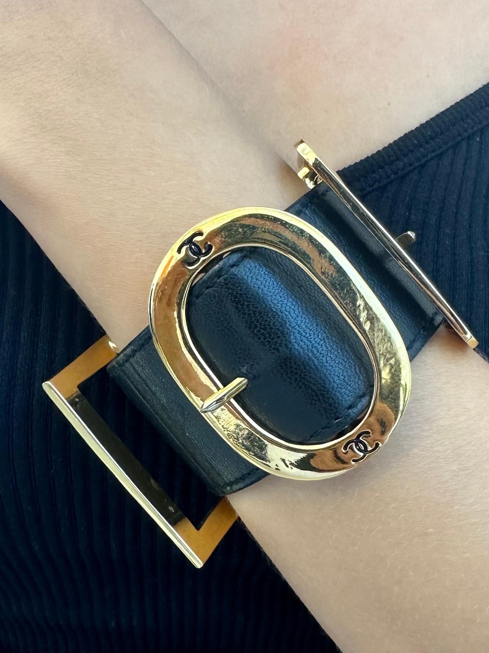 In CHANEL's iconic black leather and gold-tone hardware composition, this buttery bracelet is adorned with oversized, squared buckle decorations and fastening.

* Black
* Leather
* Engraved logos
* Decorative buckle details
* Gold-tone hardware
*
